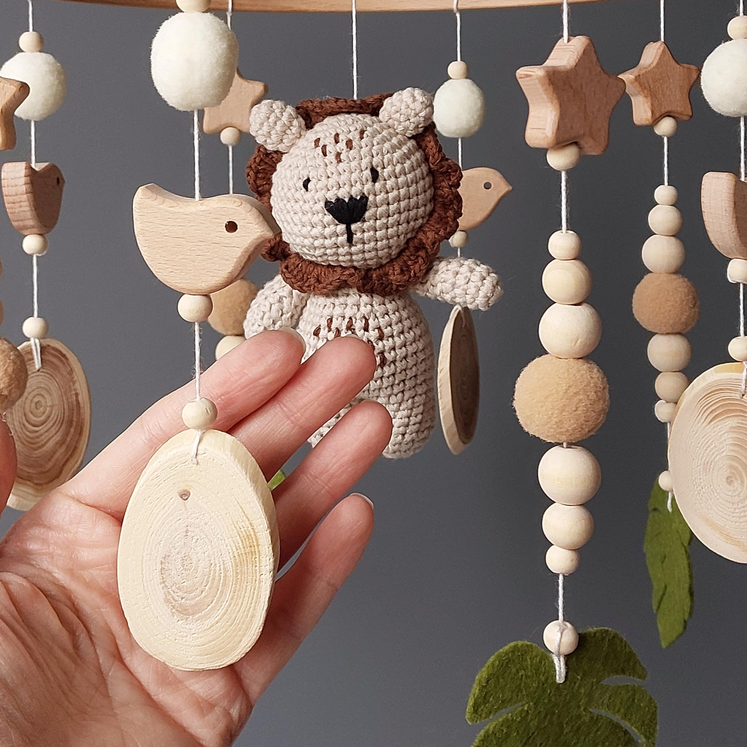 Häkel Baby Mobile mit Löwe – Safari Dschungel Mobile fürs Babybett - Handgemachtes Krippen-Mobile mit Rassel - Neutrale Babyzimmer - Deko Geschenk zur Geburt