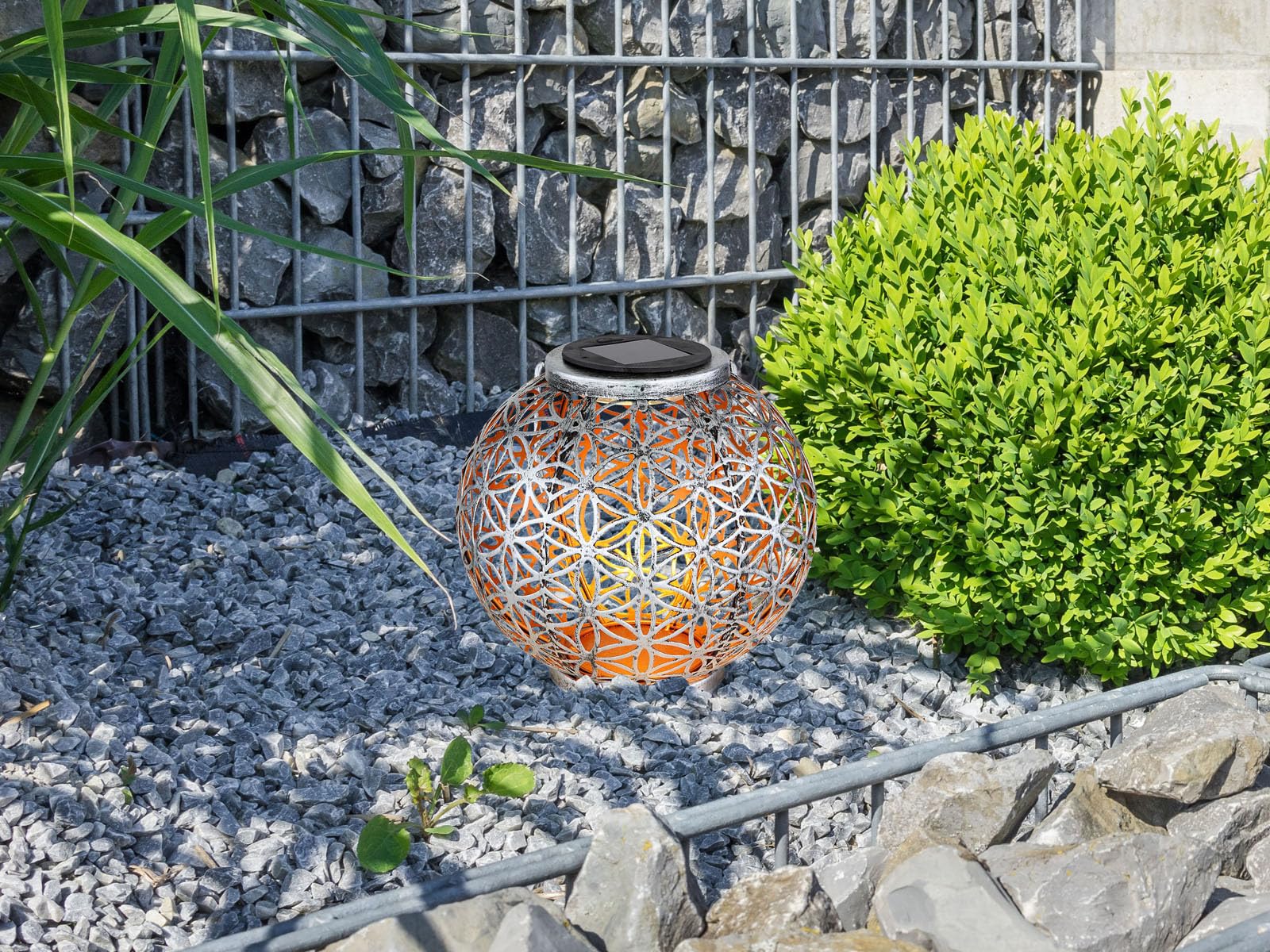 Set di 2 lanterne solari a sfera con punzonature decorative in argento antico e oro, Ø 20 cm