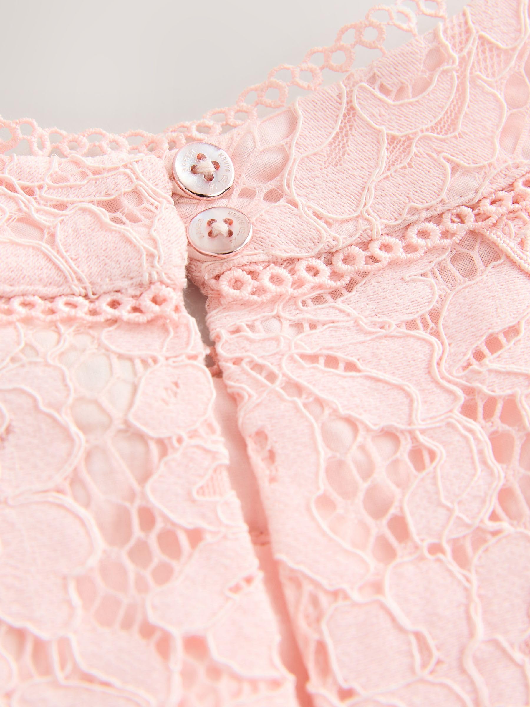 Conjunto de 2 piezas de camiseta con cuello halter para niña con encaje y pantalones cortos