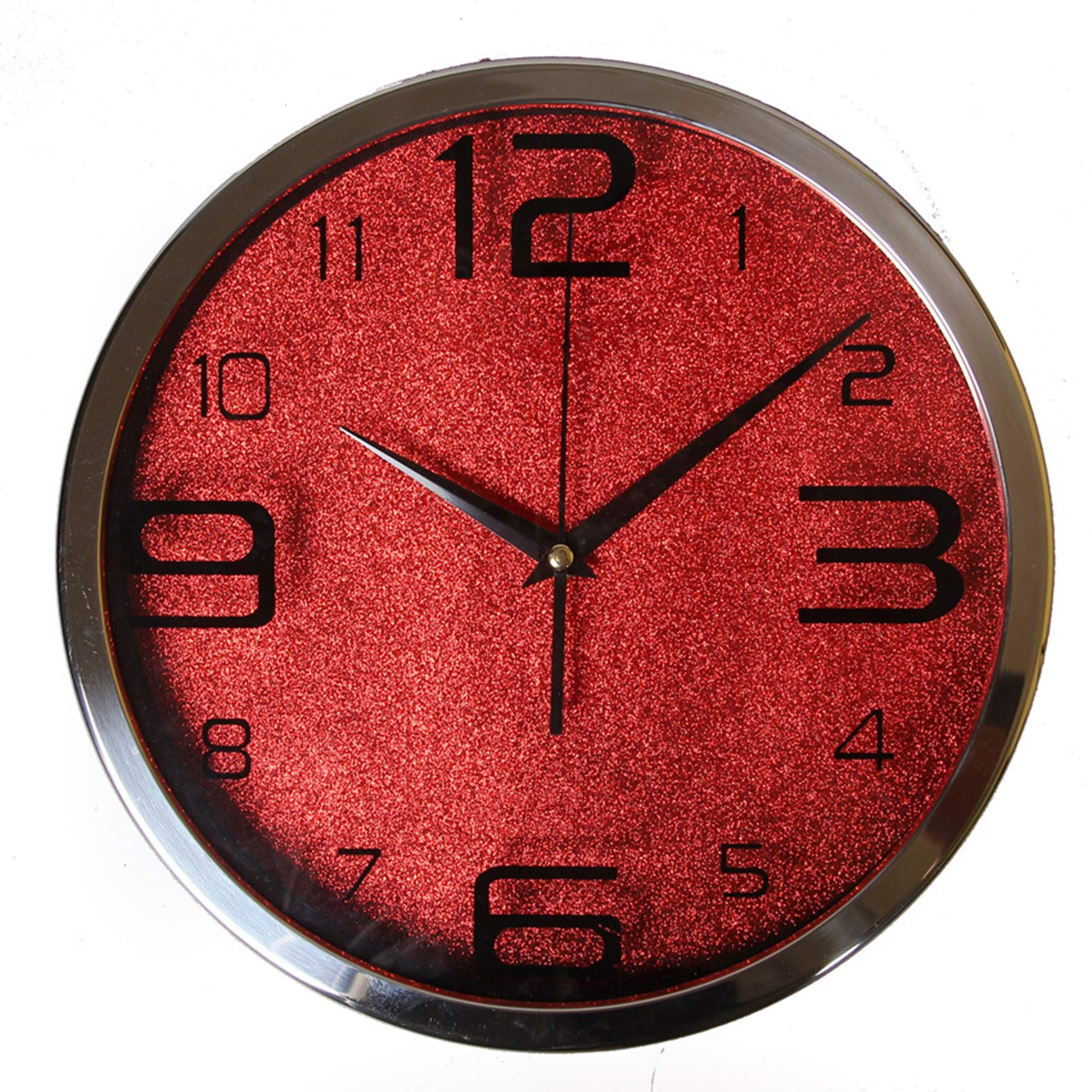 Horloge murale ronde multicolore pour rompre la monotonie d'un mur de salon blanc