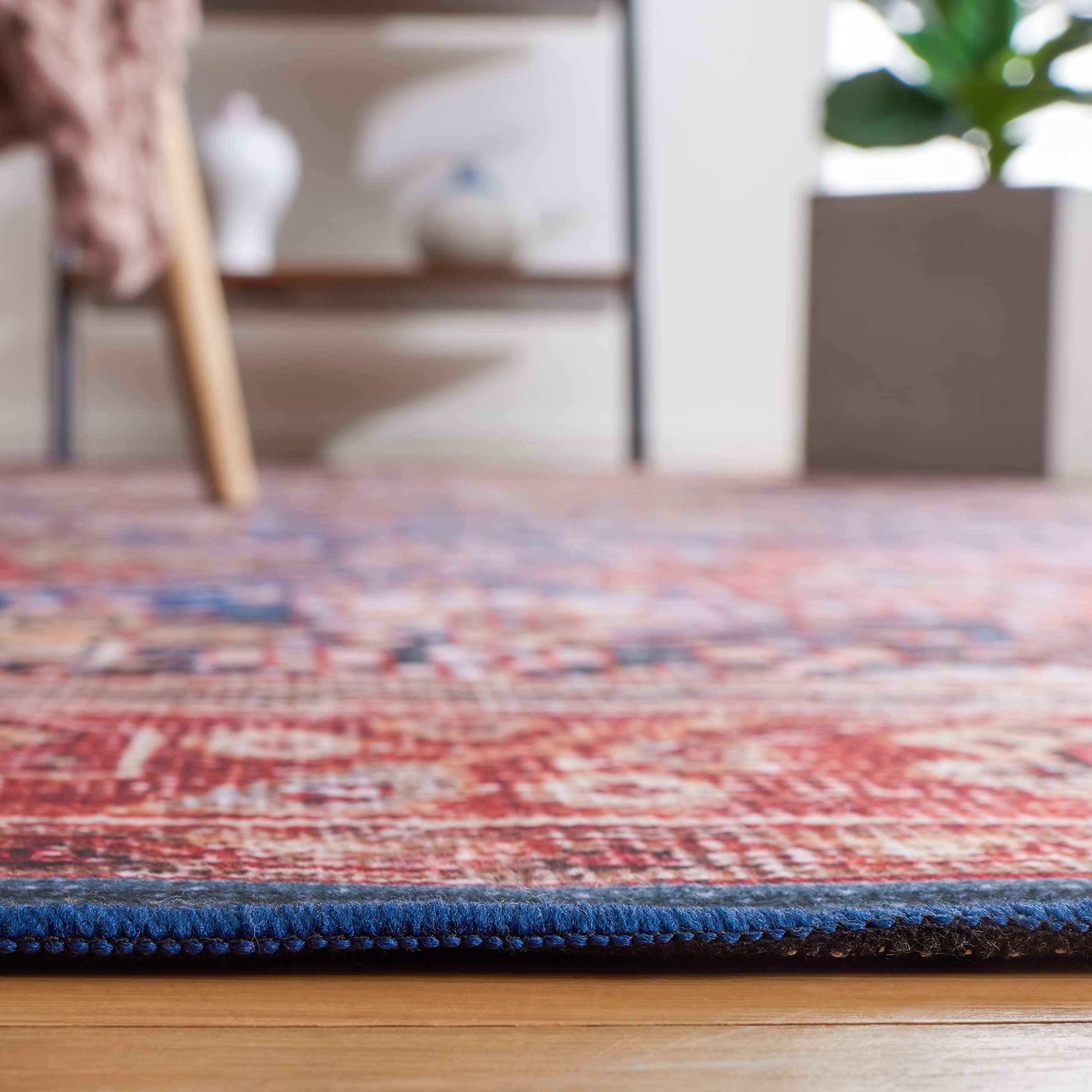 SAFAVIEH Tapis Traditionnel Rug Idéal pour Les Zones à Fort Passage - Lavable en Machine et Antidérapant - Tucson Collection, Tapis à Poil Court, in Bleu Marine et Rouille, 91 X 152 cm