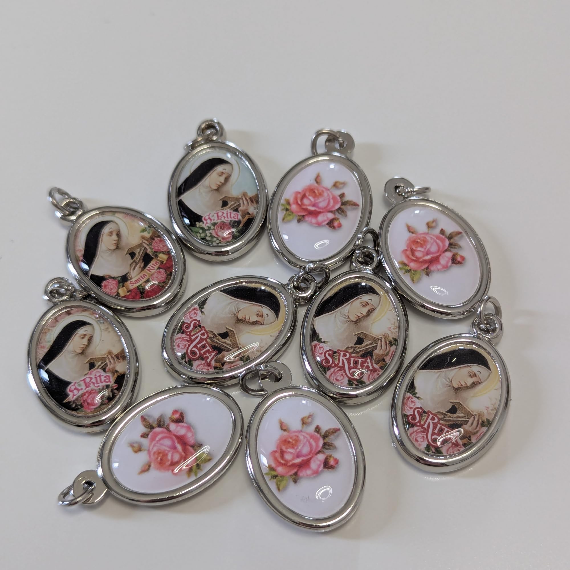 OVUNQUE PROTEGGIMI Medaglia di Santa Rita da Cascia, Medagliette Ovali 3 cm, Bifacciale con Immagine di Santa Rita e Rosa sul Retro, Ciondolo Devozionale Sacro, Idea Regalo Religiosa