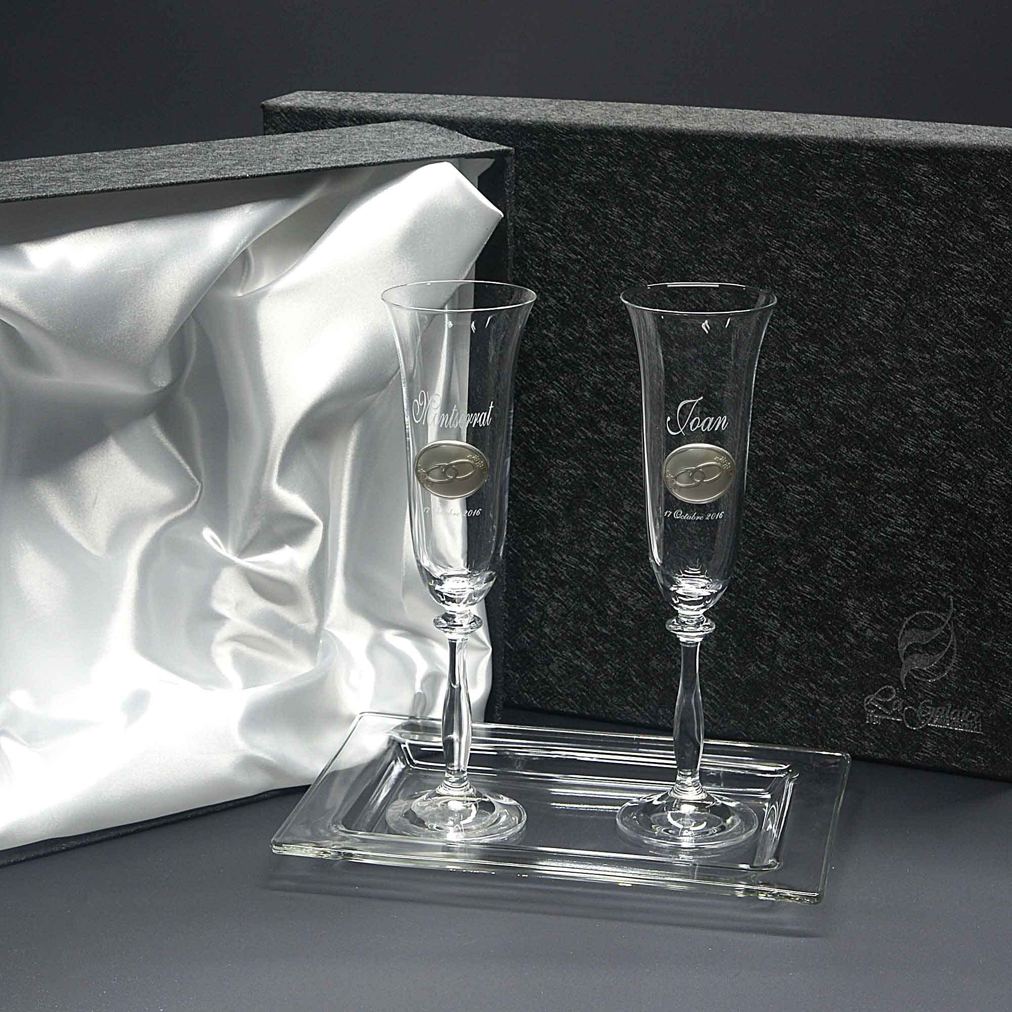 Gala&K | Set de 2 copas de cristal para champán+bandeja de cristal | Para novios | Bodas de plata/oro | Aplique bilaminado | Colección ANGELA-ALIANZAS+GRABADO LASER | Grabación personalizada.