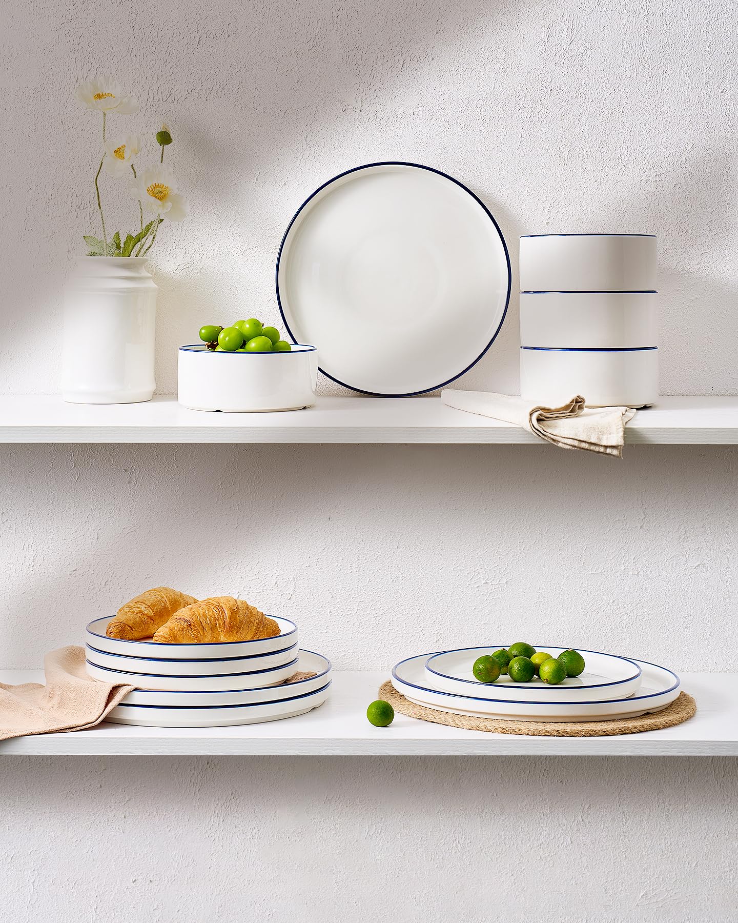 Richmount Geschirrset 12-tlg, Porzellan Service für 4 Personen, Teller set mit modernem, erhöhtem Rand, Mikrowelle & Spülmaschinengeeignet, Weiß mit dunkelblauer Kontur