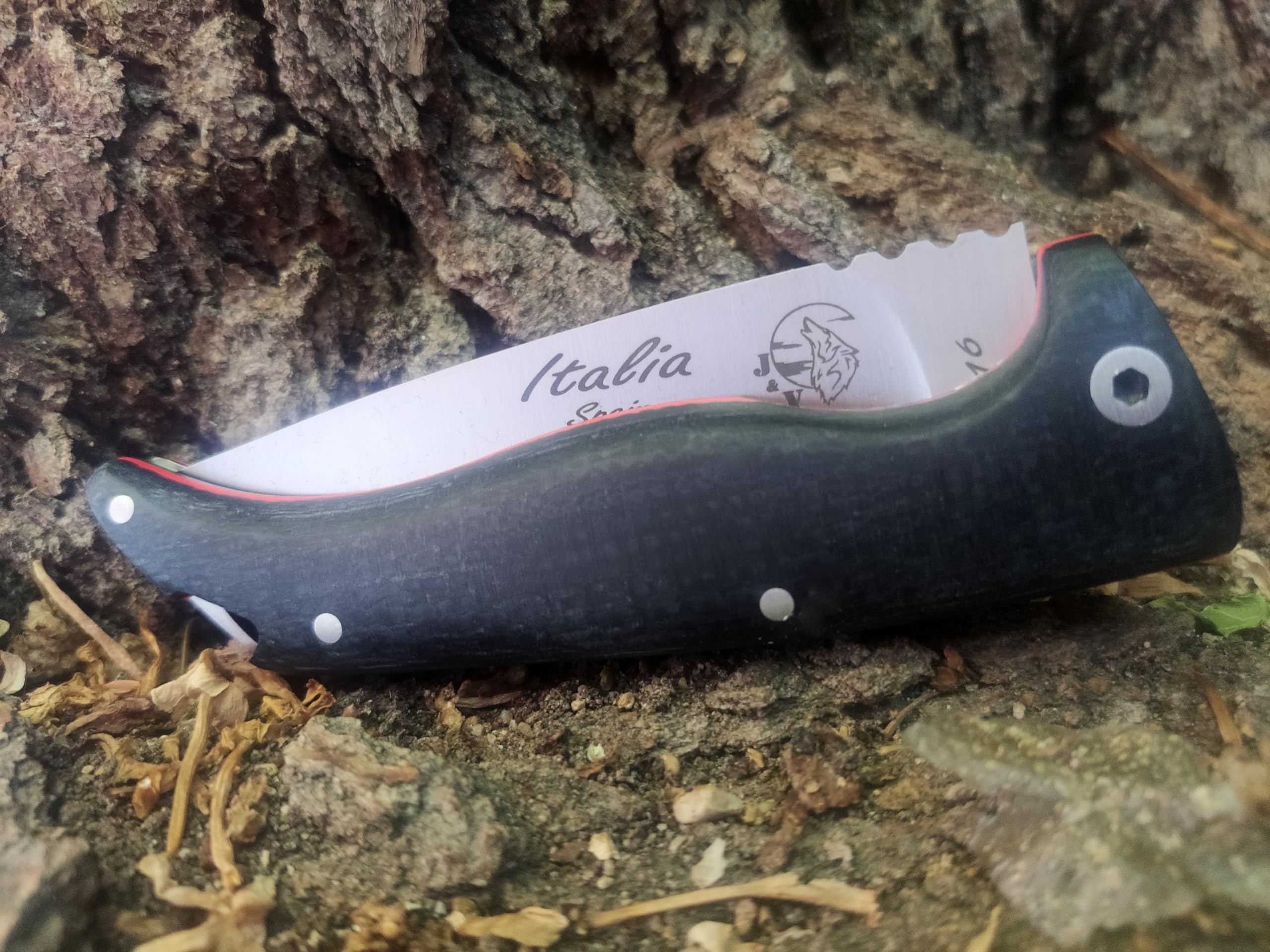 J&V Coltello pieghevole ITALIA - Coltello da Bushcraft Sopravvivenza Caccia Pesca Outdoor Campeggio, Lama in Acciaio Inox 8,5 cm, Guaina, Handmade in Spain