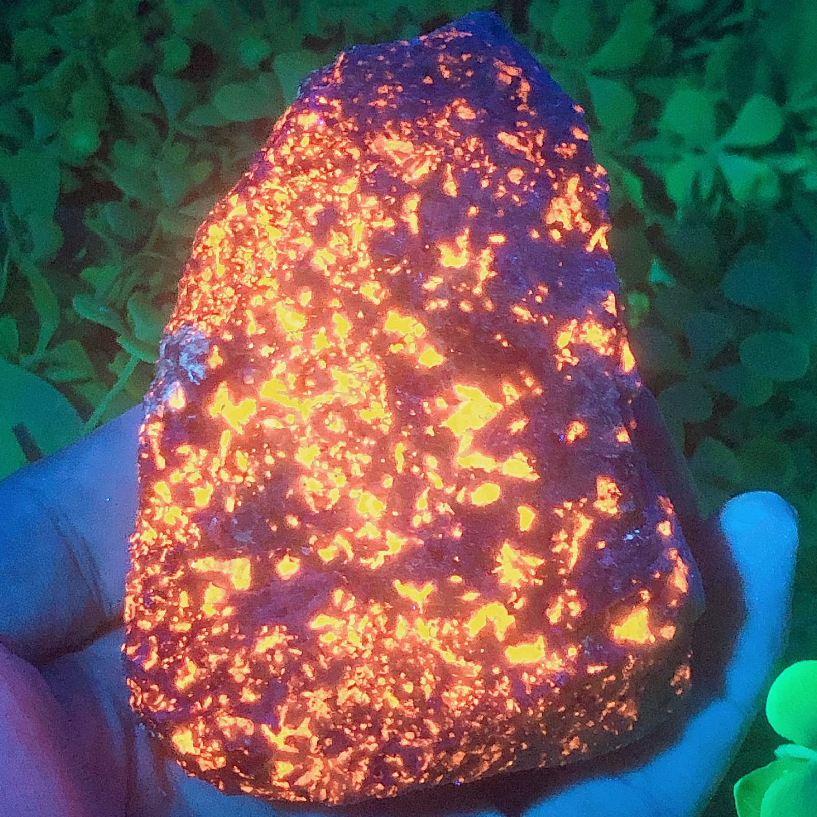 DSZUJTYROP Crystals and Stones Natural Flame Ore Stones Yooperlite Aquarium Home Room Decoration Fire Gemstone Gift (Color : Flame Stone, Size : 400-450g)