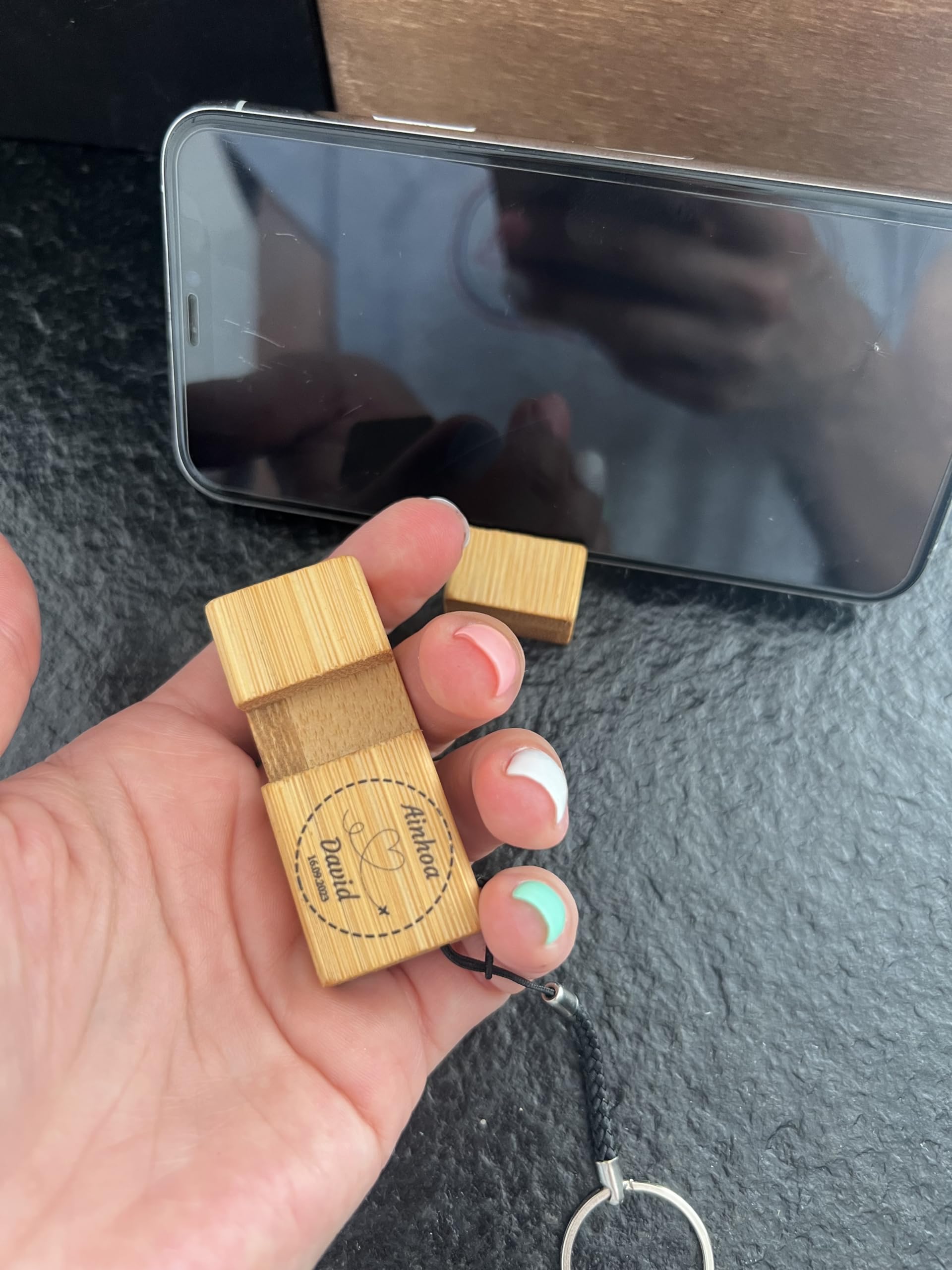 Uvimark - Set 25 Llaveros Personalizados Soporte Móvil Madera para Eventos