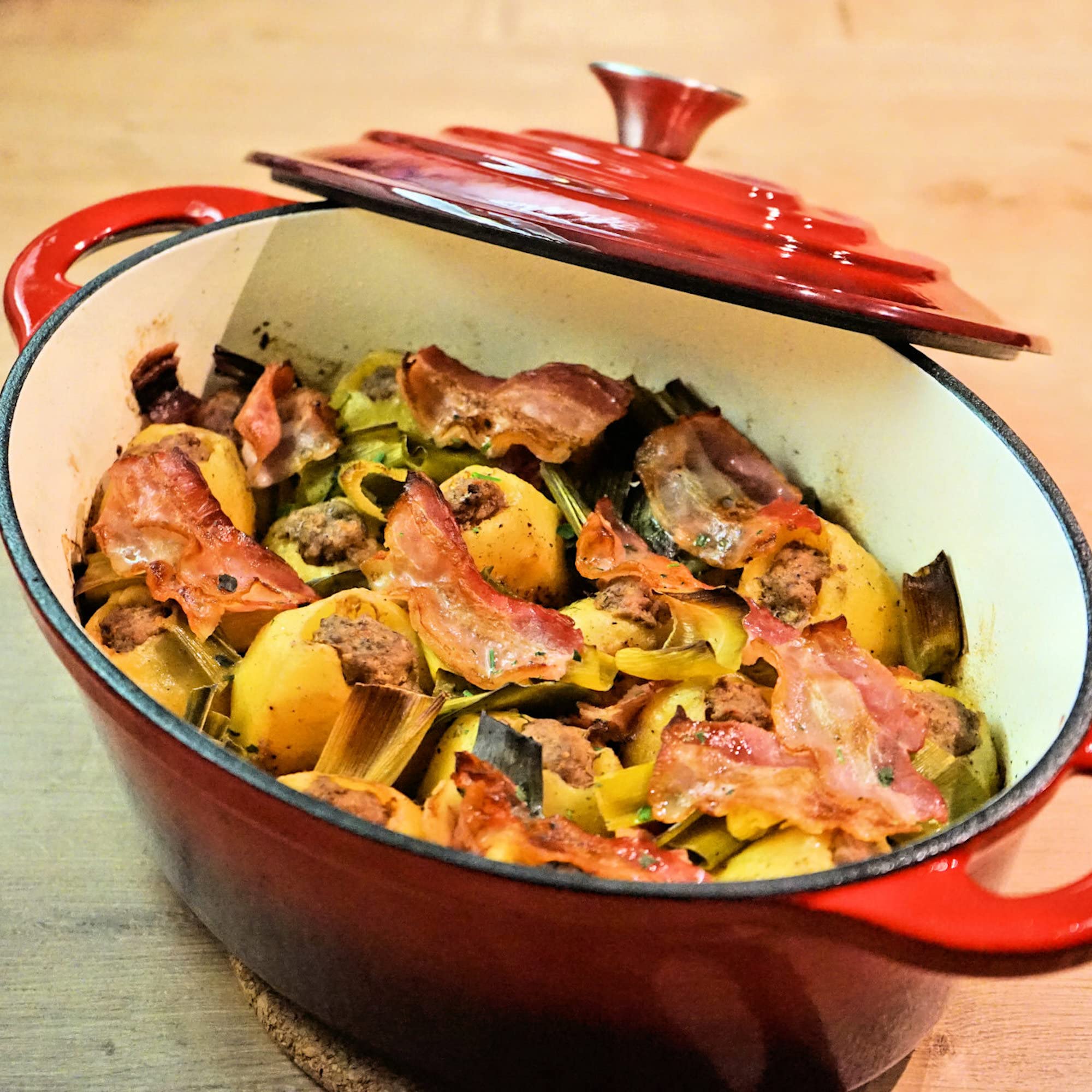 BBQ-Toro Cocotte Ovalada de Hierro Fundido Esmaltado | 4,3 Litros | Olla Asador con Tapa y Asas | Apta para la Inducción | Termorresistente