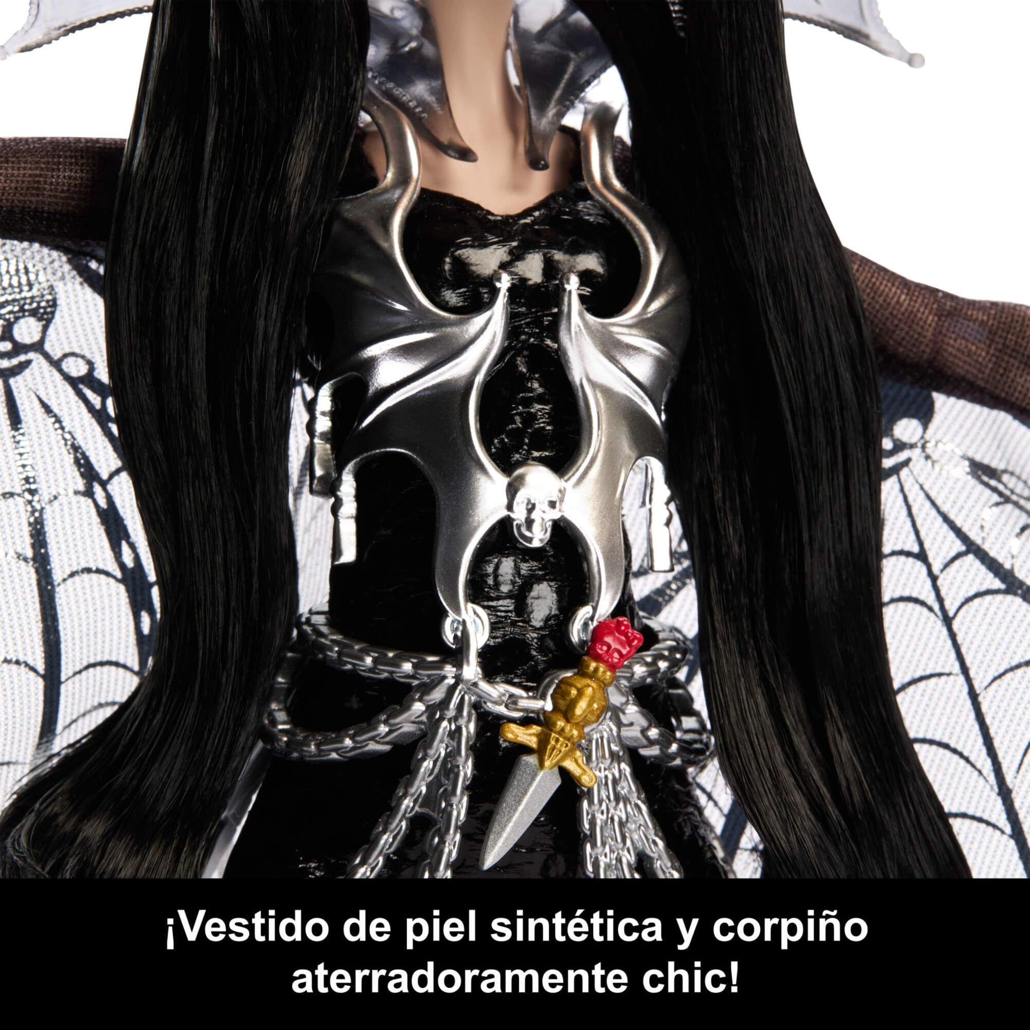 Monster High Elvira, Reina de Las tinieblas Muñeca Coleccionable con un Vestido de Cuero sintético Negro, una Capa Plateada con alas de murciélago y Accesorios de Lujo, HYV99 | Elvira en vestido negro de piel sintética con capa de murciélago plateado y ac