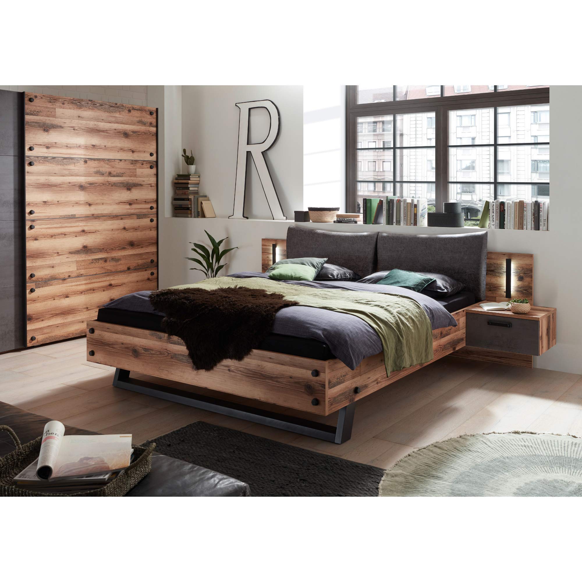 Stella Trading DOVER Stilvolle Doppelbett Bettanlage mit Nachtkommoden & LED-Beleuchtung 180 x 200 cm - Schlafzimmer Komplett-Set in Alpine Lodge Optik, Betonoxid - 289 x 97 x 216 cm (B/H/T)