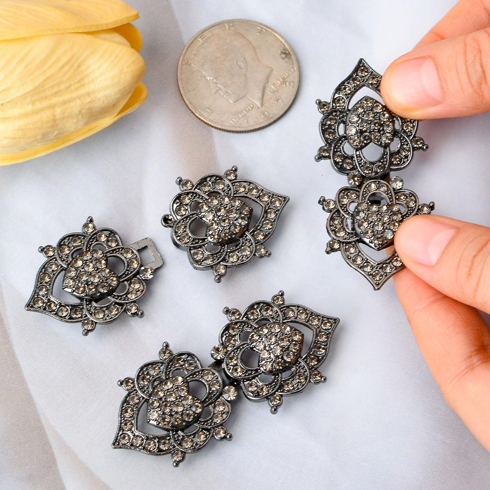 WANDIC Mantel Sluiting Bevestigingen, 3 Stks 6.4CM Cap Clip met Strass Vintage Trui Knopen Sieraden Clips voor Kleding Trui Sjaal WANDIC Mantel Sluiting Bevestigingen, 3 Stks 6.4CM Cap Clip met Strass Vintage Trui Knopen Sieraden Clips voor Kleding Trui Sjaal