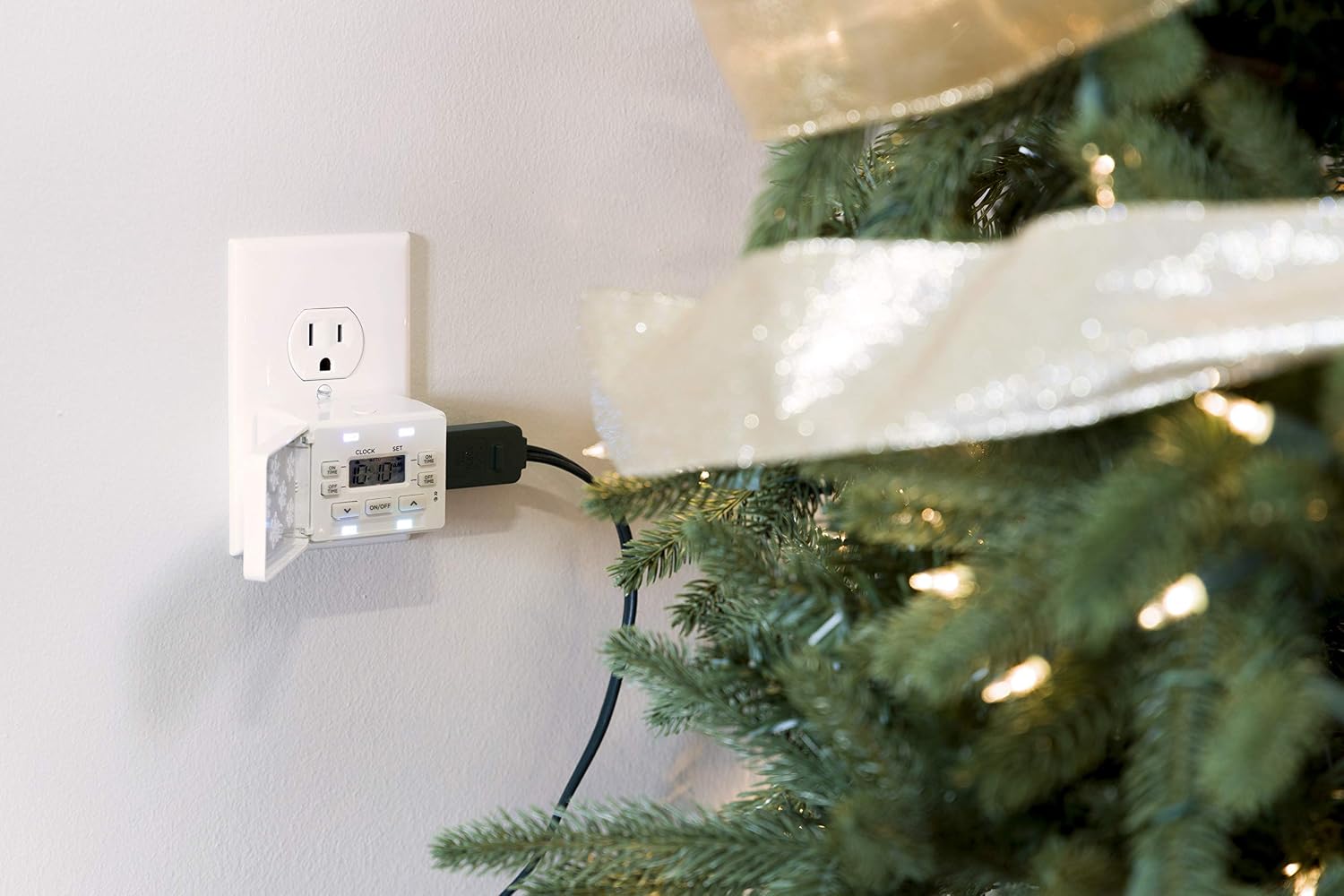 Philips 24-Hour Indoor Digital Outlet Timer, 1 Polarized Timer Outlet, Snowflake Override Cover Switch, ON/Off Daily Cycle Plug Timer, LED Timer Plug, Christmas Tree Timer, White, SPC1237AT/27