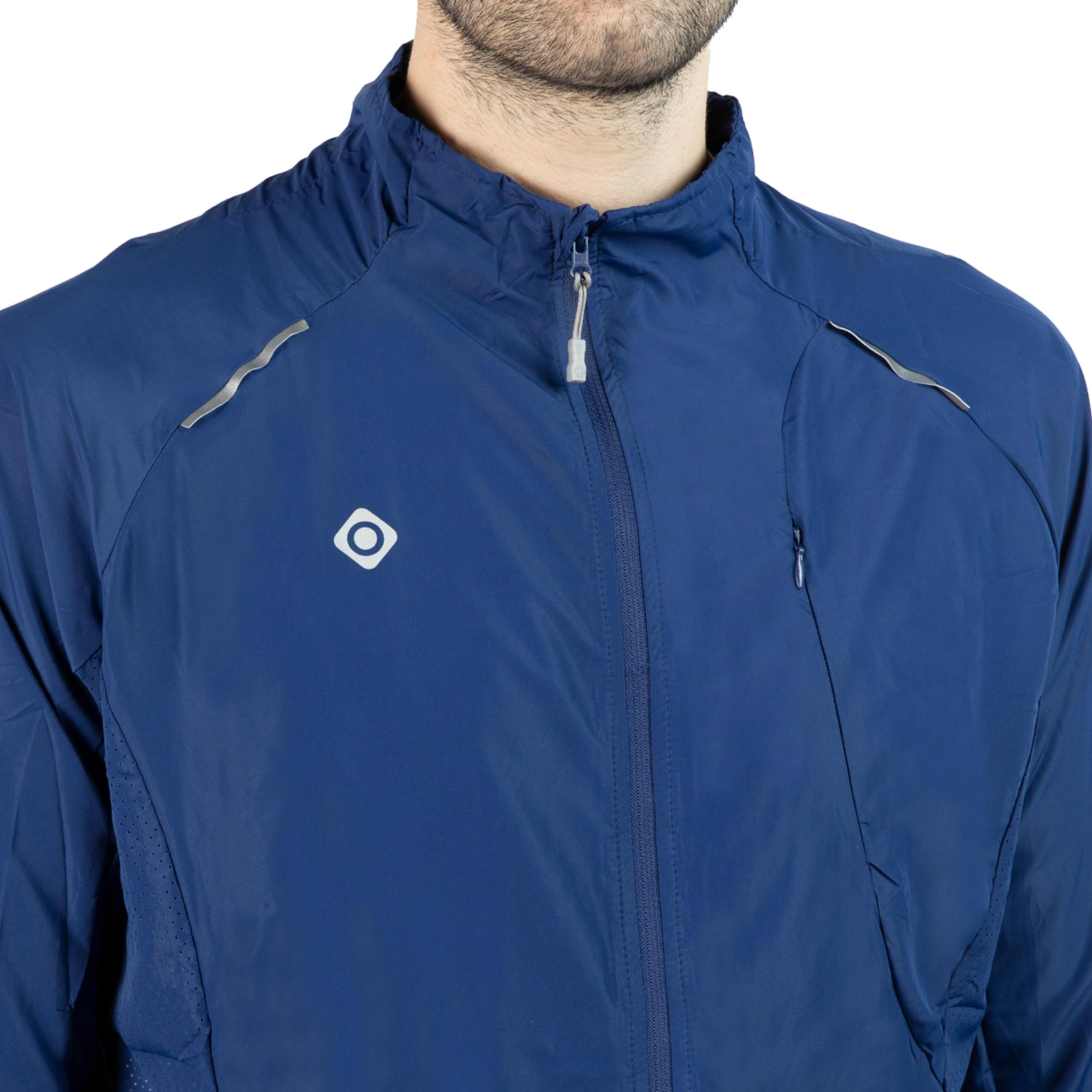 Izas Brezel Chaqueta Ligera Hombre Running Trekking AWPS DRY Coolspeed Corte Ajustado Mangas Anatómicas Ventilación Reflectantes