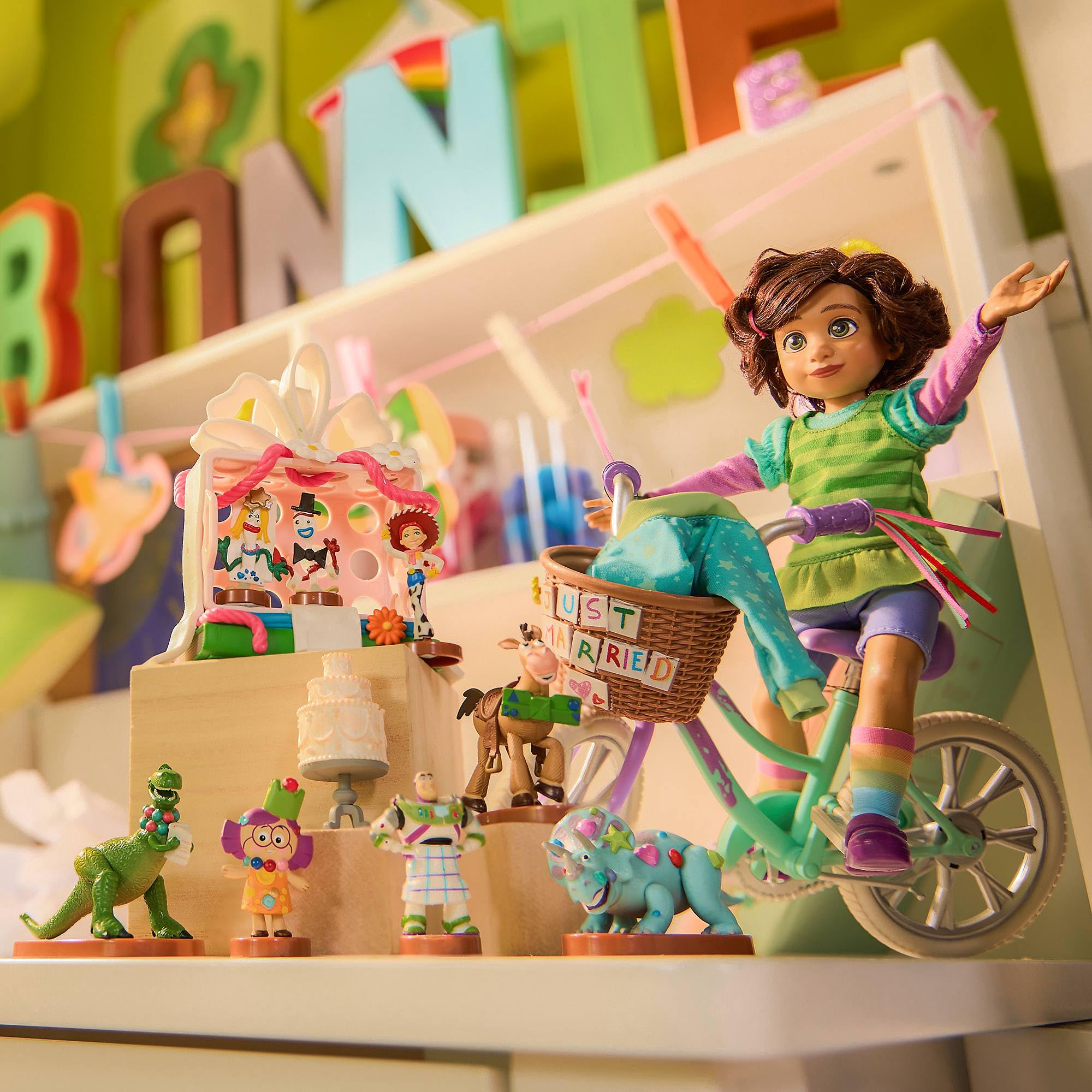 Disney Store Official, Toy Story 5, Bonnie, Set de Juego Coleccionable muñeca, 33 נ41 נ11,5 cm, Rex, Forky, Jessie, Buzz y Accesorios