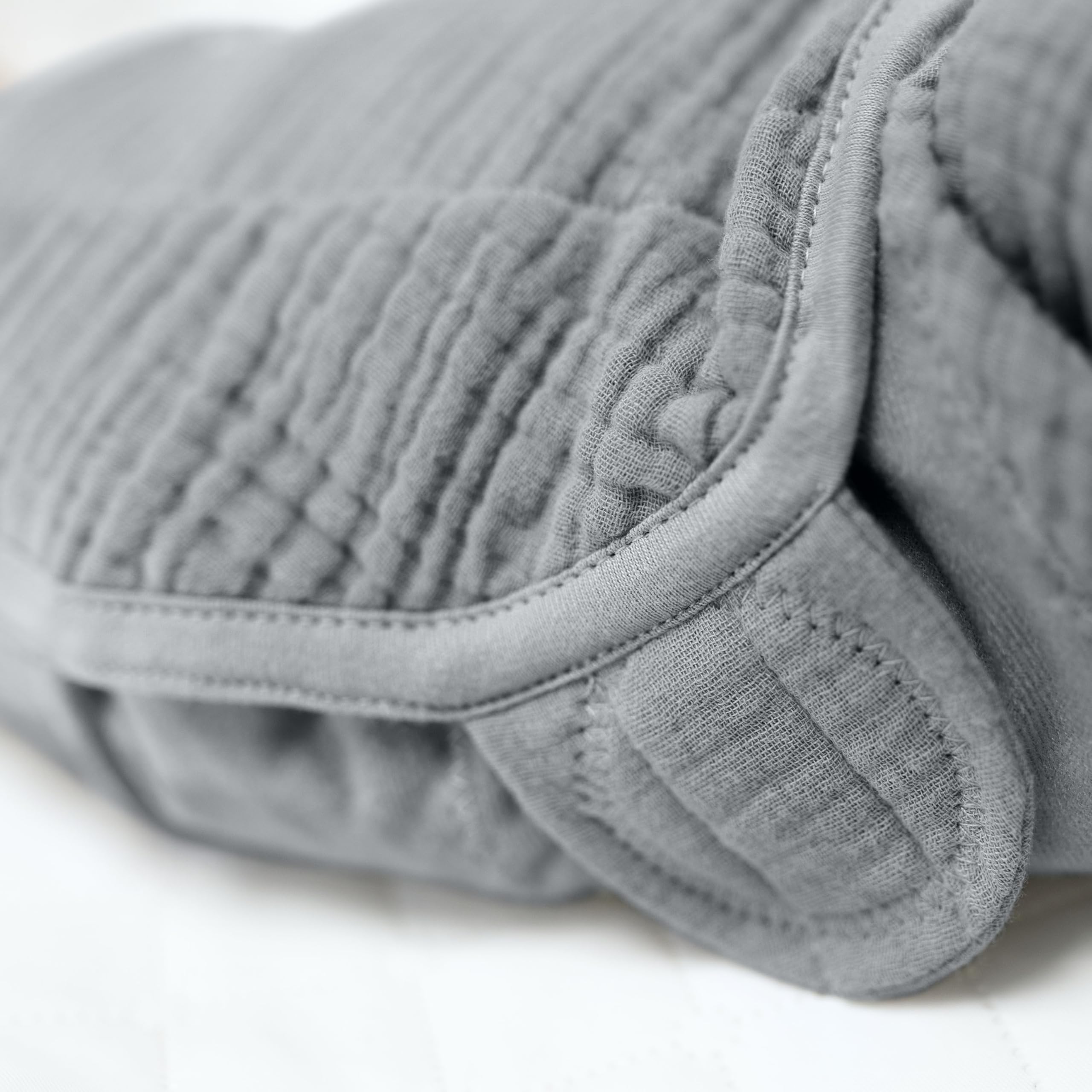Ingenuity SwaddleMe Original Musselin Baby Pucksack 0-3 Monate, 100% Baumwolle, Verbessert den Schlaf & Beruhigt den Moro-Reflex, 1,5 TOG - Grau