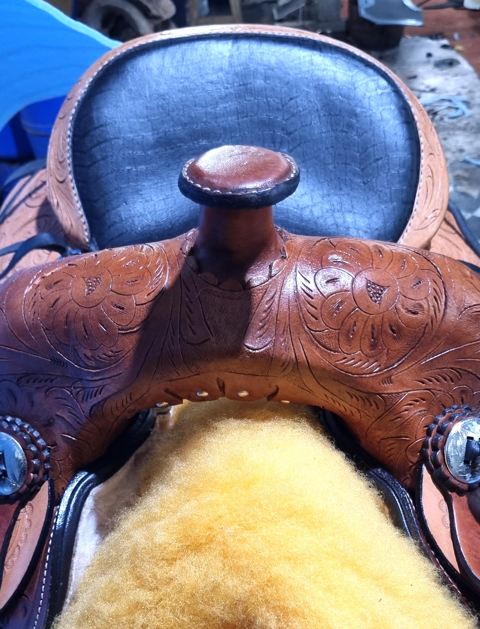Western - Sillín de piel con forma de barril para montar a caballo, silla de montar con diseño floral con conchos plateados ST-WLS-131