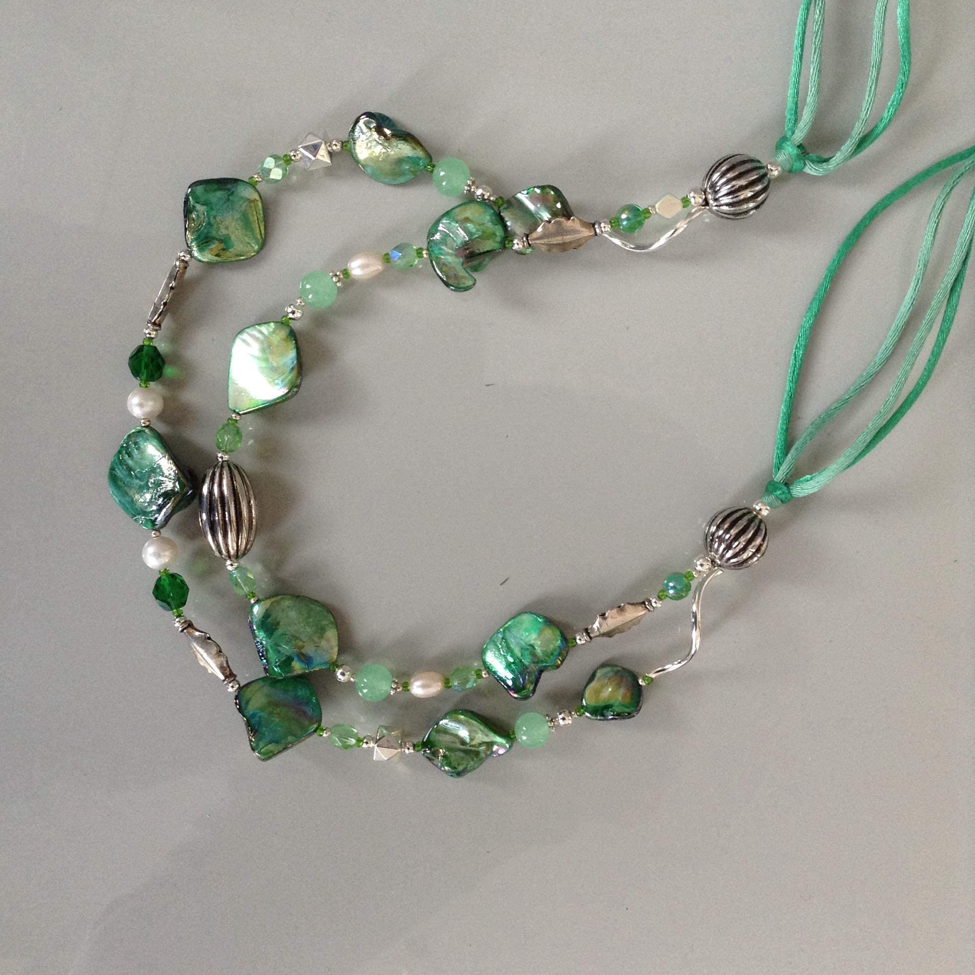 Gioielli d'Artista di Chiara Bo Collana Verde Donna a due fili in madreperla Luminosa Verde