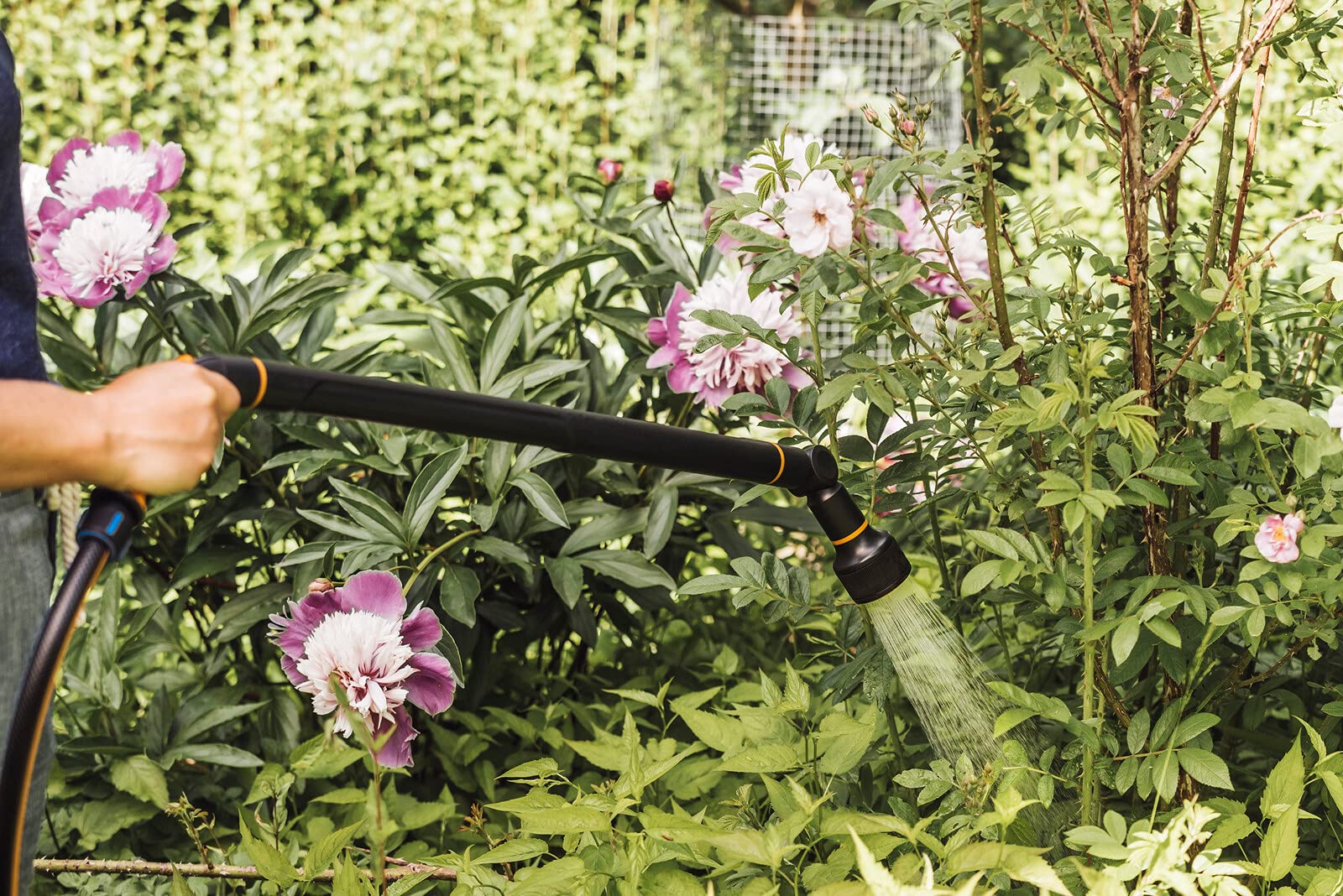 Fiskars Pistola con Prolunga 3 Funzioni, Testina Rotante SoftGrip, Controllo del Flusso, Misura Universale, Altezza: 74 cm, 442 g, Nero/Arancione, 1052186 | Controllo del Flusso, Misura Universale, Altezza: 74 cm, 442 g, Nero/Arancione, 1052186