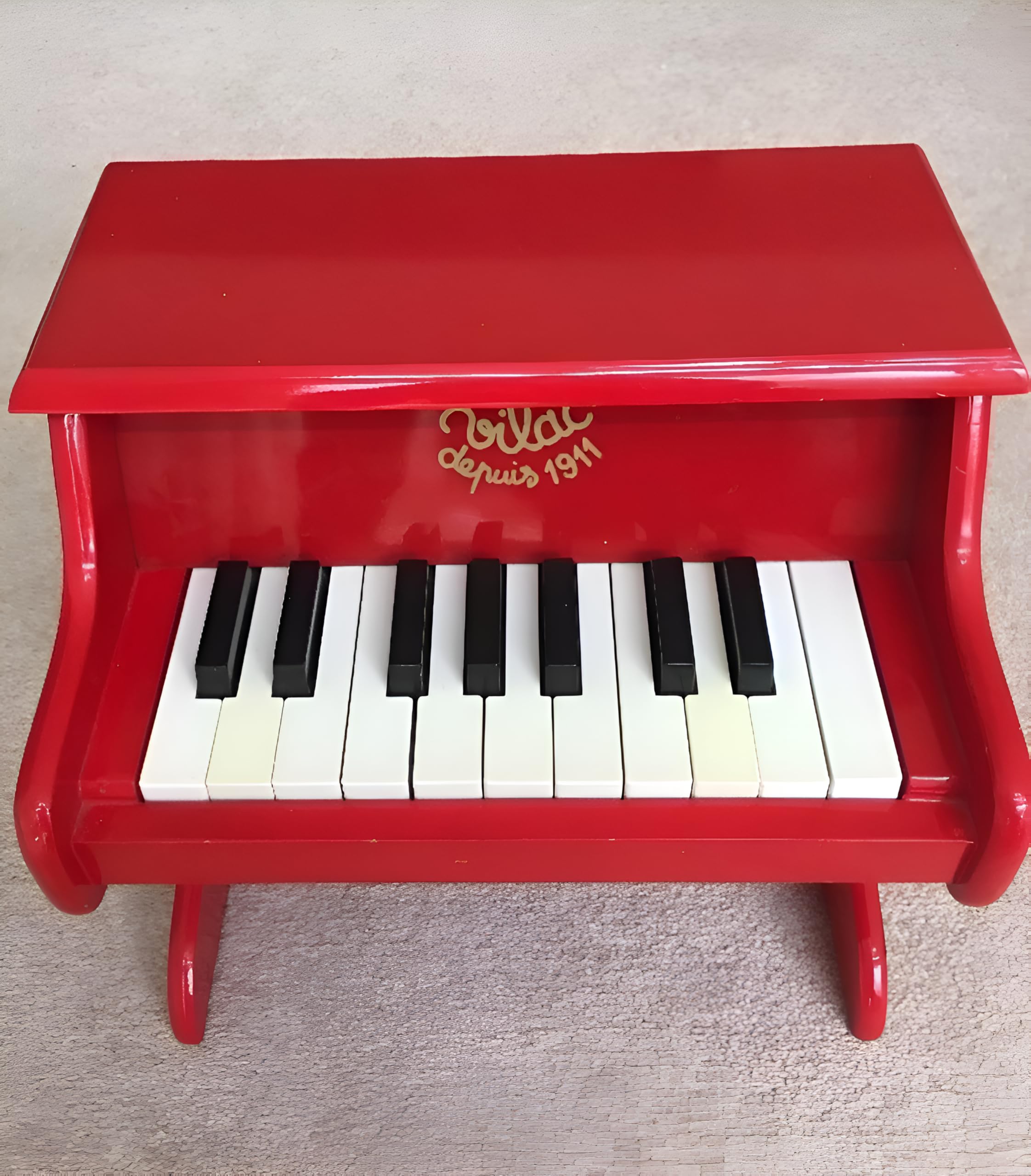 Vilac Vintage Holz 18 Tasten Klavier mit Partituren, Musikspielzeug Instrument für Kinder, Lackierung, Keine Batterien erforderlich, vormontiert, verbessert die Kreativität, ab 3 Jahren, Rot