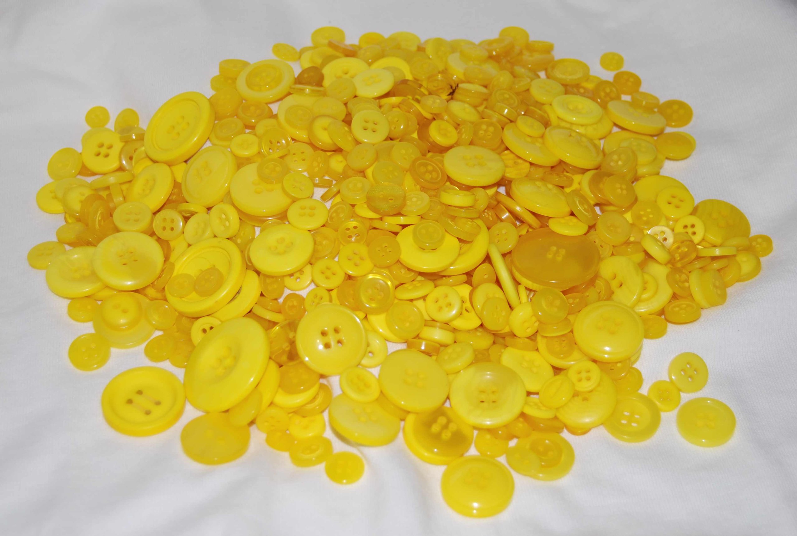 celloexpress Yellow Buttons - Mixed Sizes of Various Yellow Buttons for Sewing and Crafting - Pack of 250g