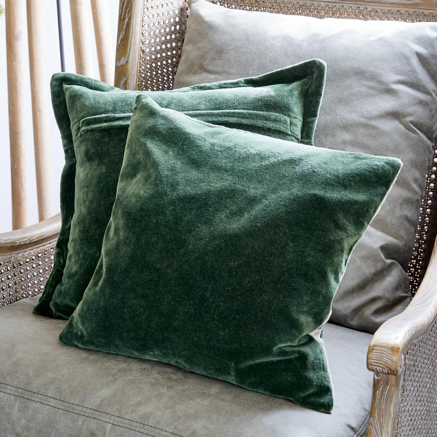 Loberon Kissenhülle 2er Set Anie - grün, grün | Hirschdruck/unifarben - weicher Samt - Chalet-Chic - weihnachtliche Textilien - Weihnachtsdeko - Weihnachten