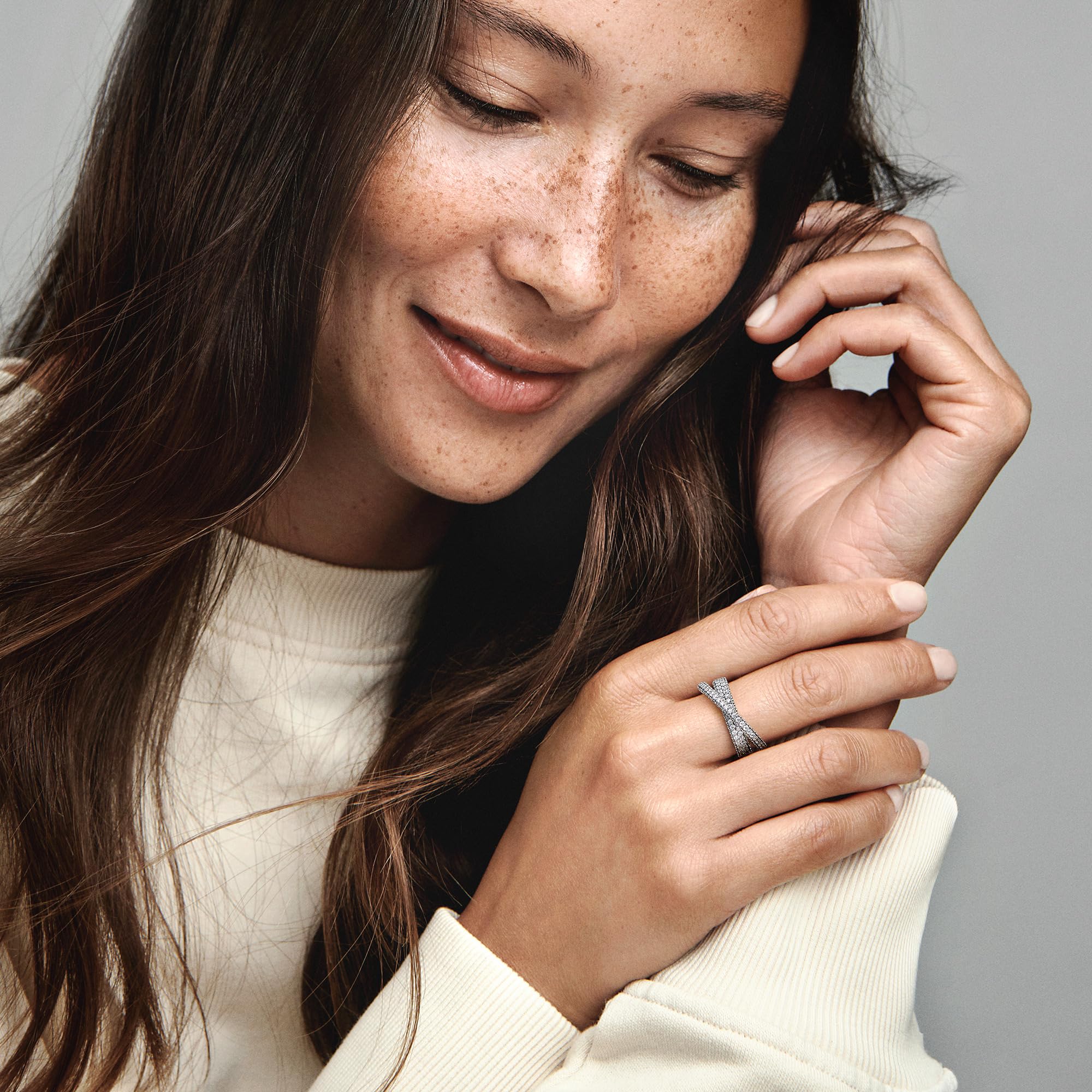 PANDORA Timeless Anillo cruzado de plata de ley con circonitas cúbicas transparentes