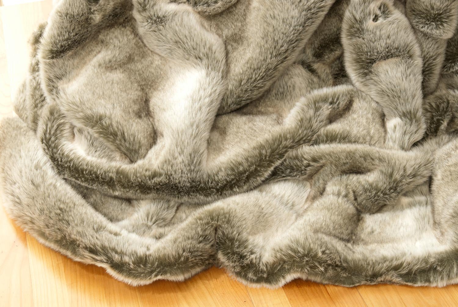 Wohnen & Accessoires Felldecke, Fellimitat 5 Größen, Webpelzdecke, Grauwolf mit grau-beigem Fell, Kuscheldecke, Tagesdecke oder Fellkissen (150 x 200 cm)