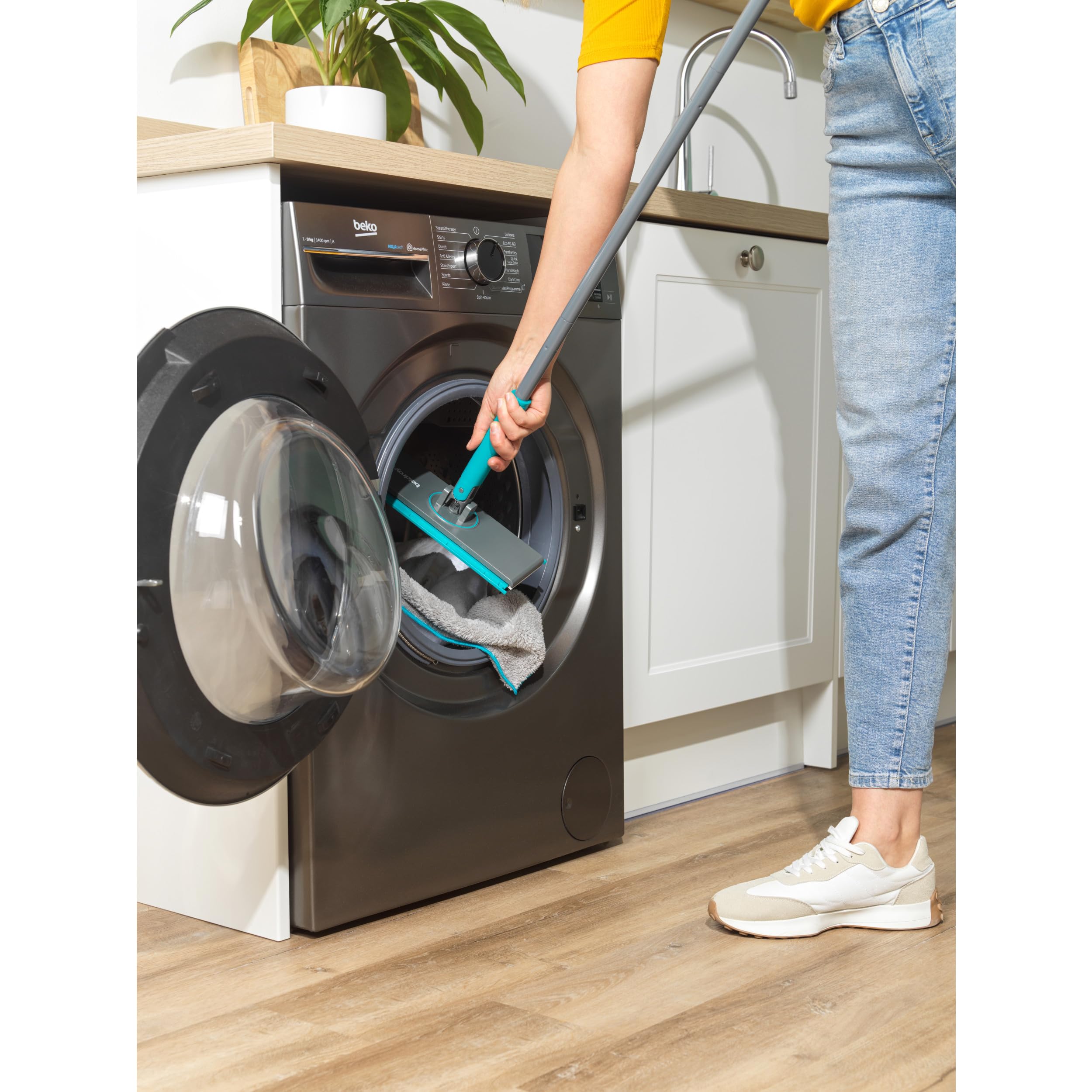 Beldray Anti-Bac Mop do Wszystkich Powierzchni z Systemem Clip-to-Grip - Duża Głowica Mopa, Płytki/Podłoga/Lustra, Obrotowa Głowica 360°, 4 Ścierki, Czyszczenie i Odkurzanie