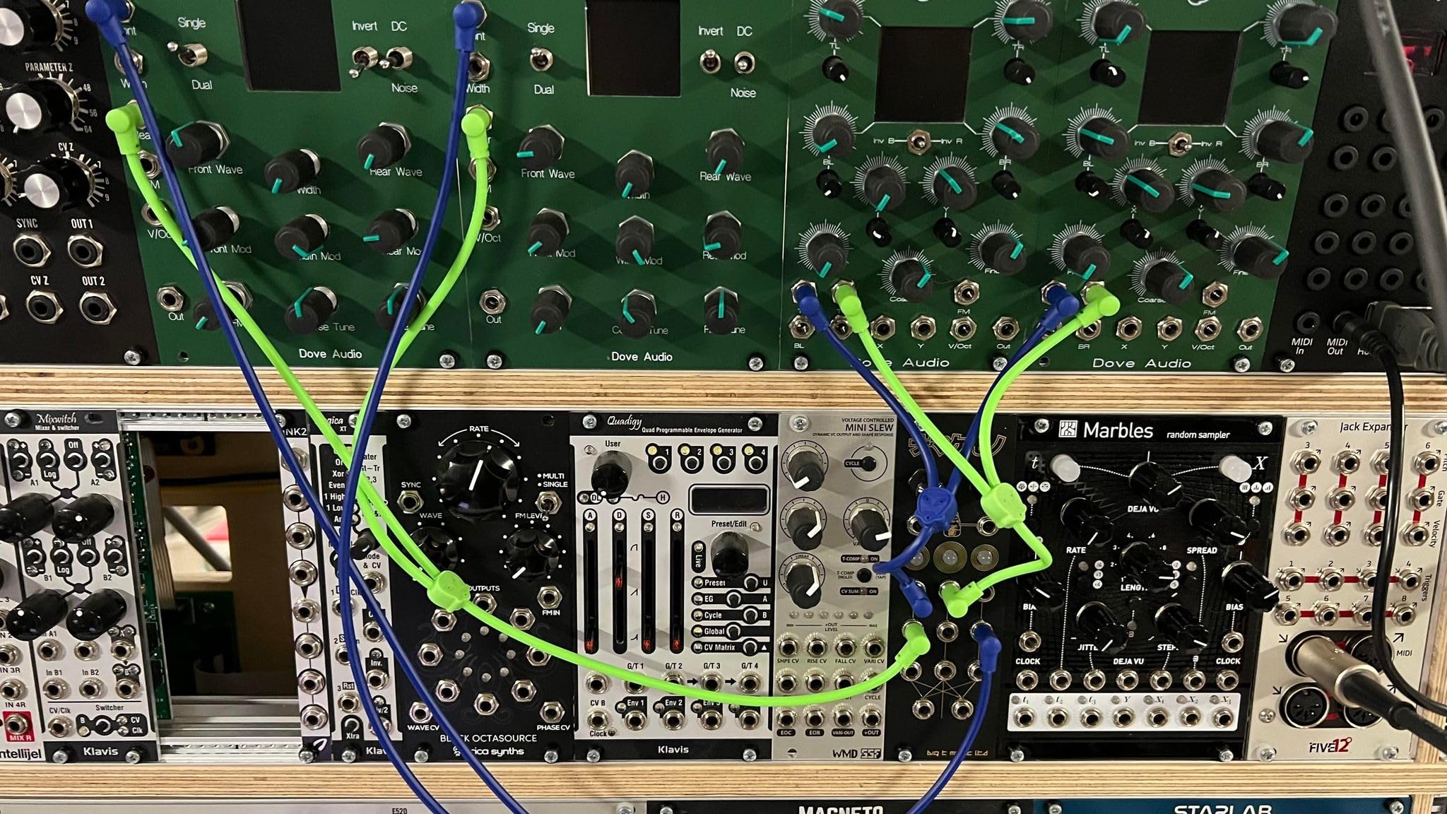 Luigi's Modular M-Doppio Mini Y Splitter-Patchkabel, rechtwinklig, 10 cm x 10 cm, 2 Stück, Schwarz, 3,5 mm Splitter für Eurorack Modular Synthesizer