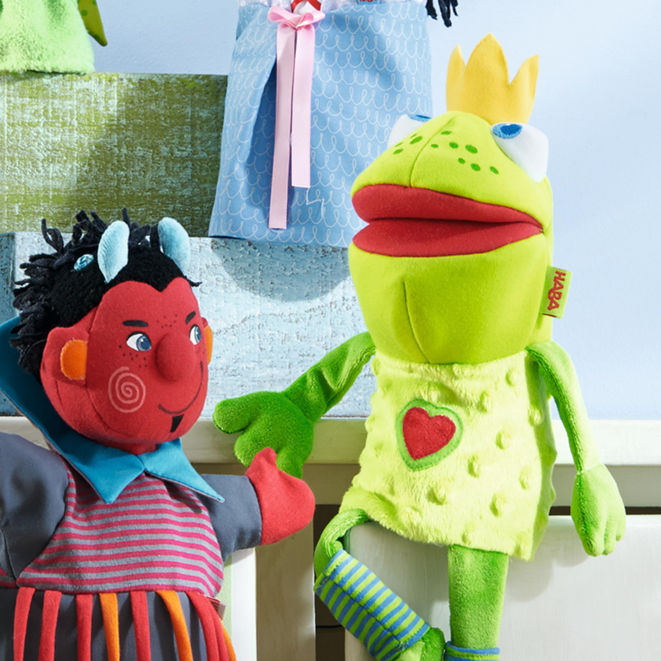 HABA Handpuppe Froschkönig, 26 cm Stoffpuppe mit beweglichem Maul & Knisterfolie, Spielzeug für Rollenspiele & Puppentheater, waschbar, ab 18 Monaten - 1301263001