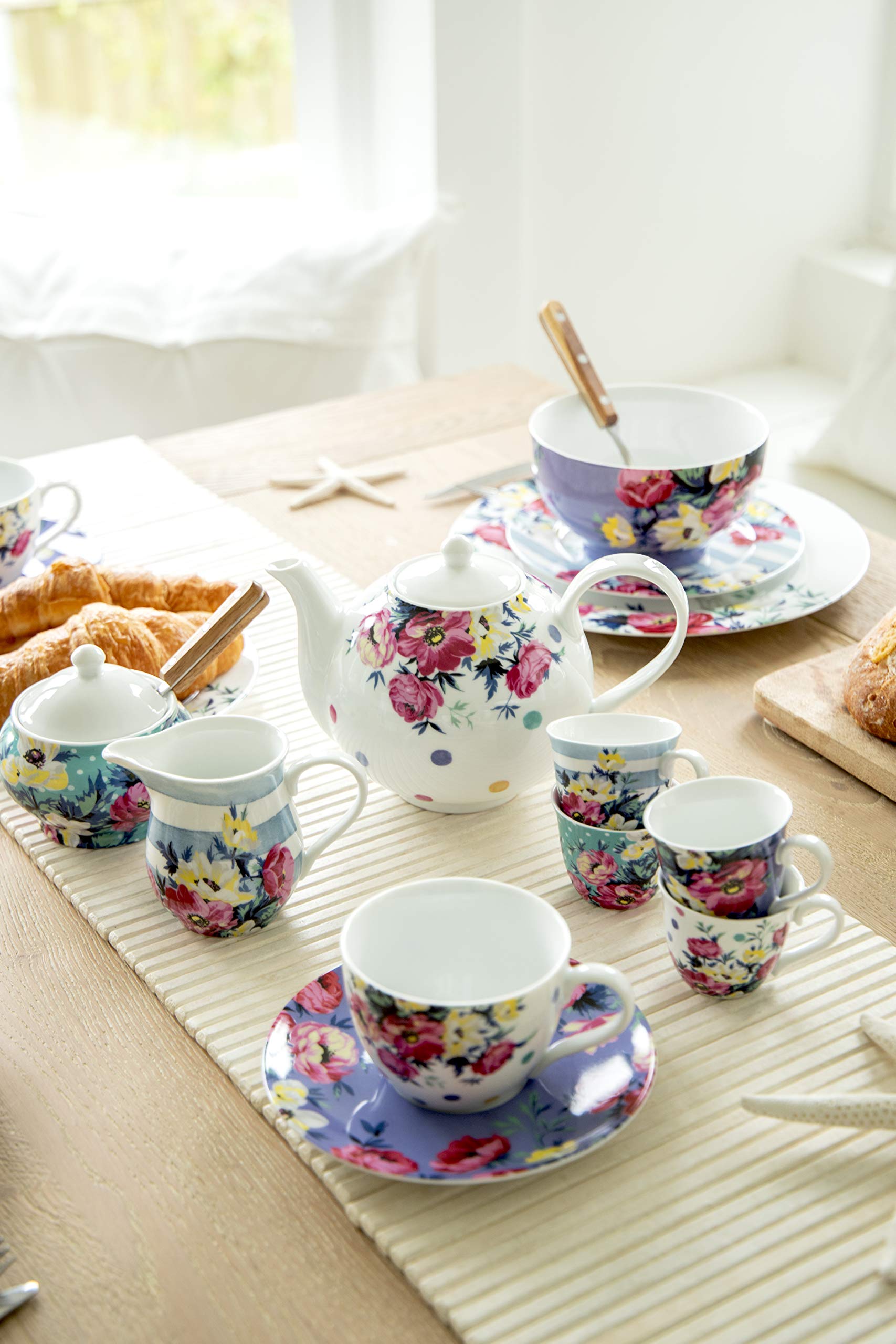 Mikasa Clovelly Théière Blanche avec Motif à Pois et Fleurs Multicolores, en Porcelaine, Blanche, 1 litre