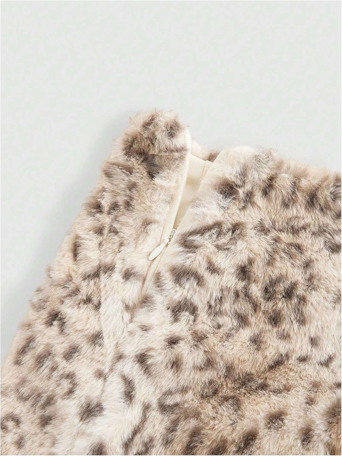 WDIRARA Women's Leopard Print Fuzzy Bodycon Mini Skirt Y2k Low Rise Skirt - Image 3