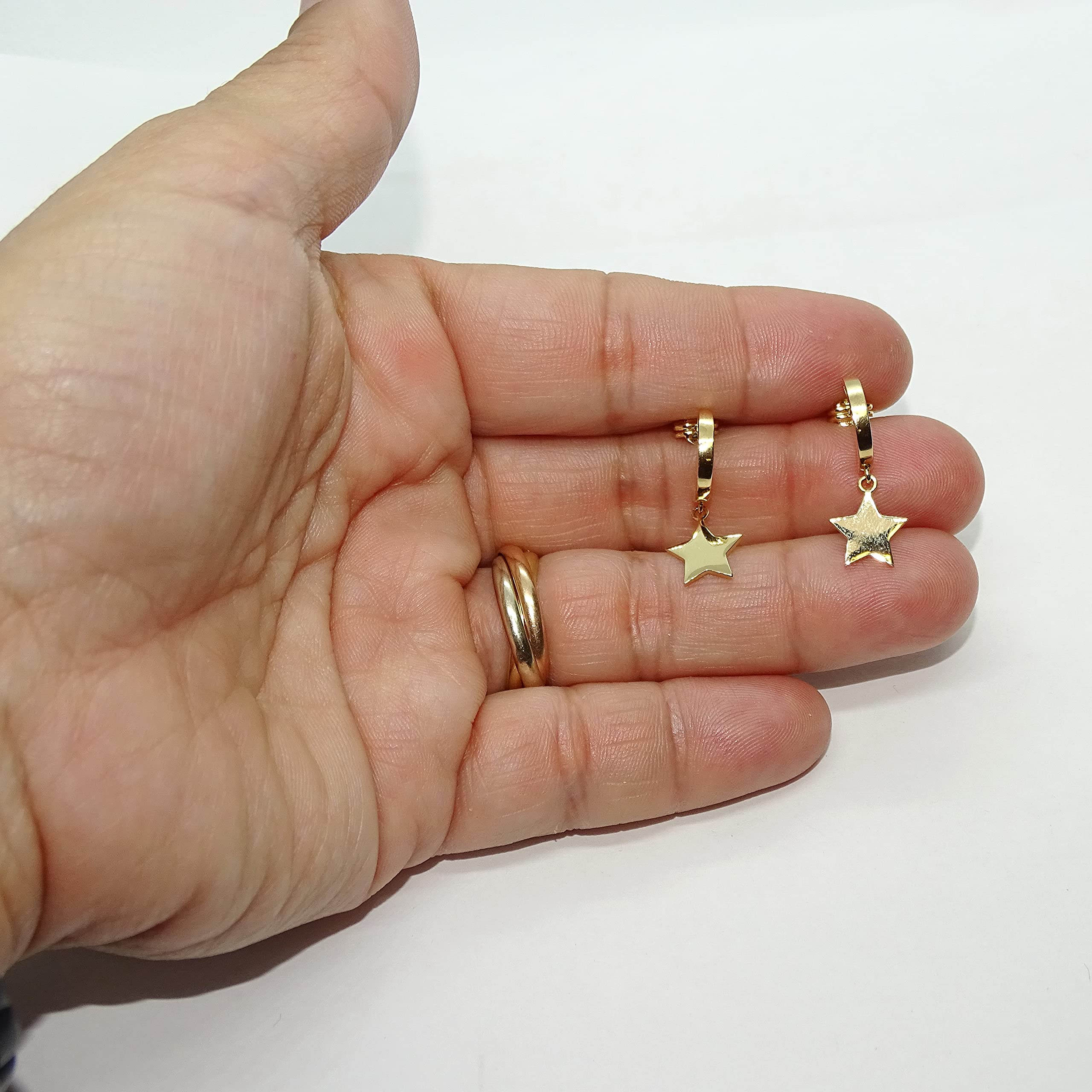 Moderni anelli in oro giallo 18 carati con stelle appese. Il regalo in oro per donna di quest'anno.