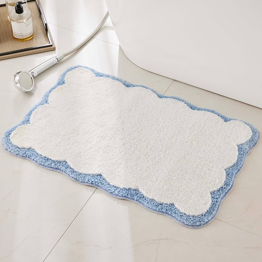 Luxury Microfiber Bathroom Rugs, White Bath Rug with Blue Scalloped Piping Cute Aesthetic Preppy Bath Mat for Bathroom, Tub, Floor Carpet, Sink, Shower, Anti Slip, Absorbent, 32x20