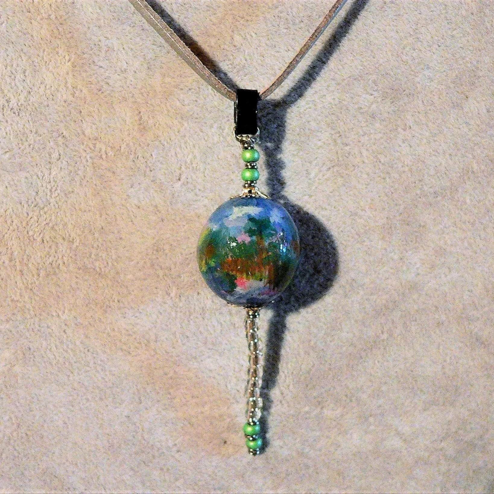 Joyas: Colgante de cerámica"Paisaje naïf" sobre ante plateado, pintura personalizada, hombre/mujer