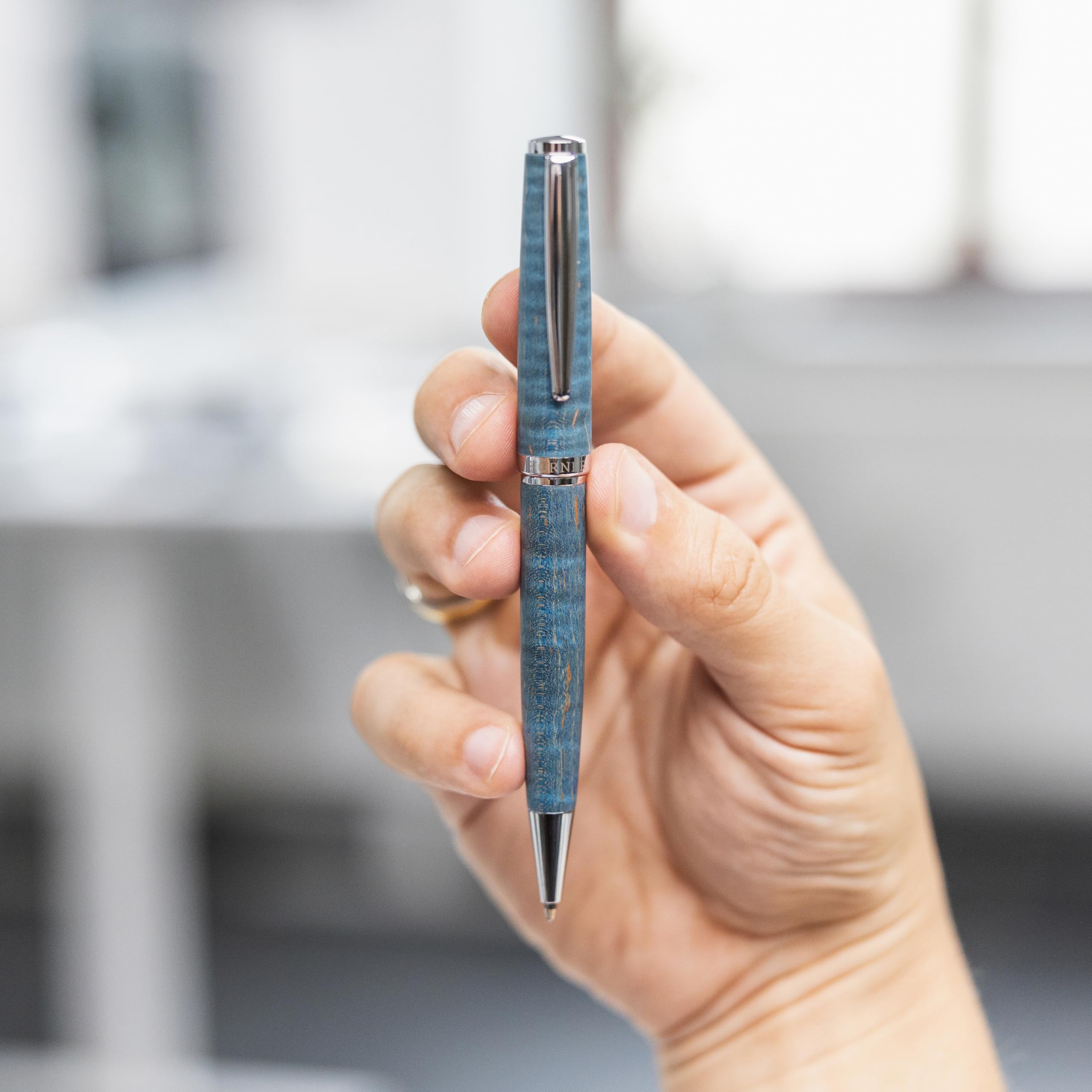 Hörner Primus Oceanus - Penna a sfera in vero legno blu oceano, meccanismo girevole preciso, mina intercambiabile, accenti metallici, confezione regalo