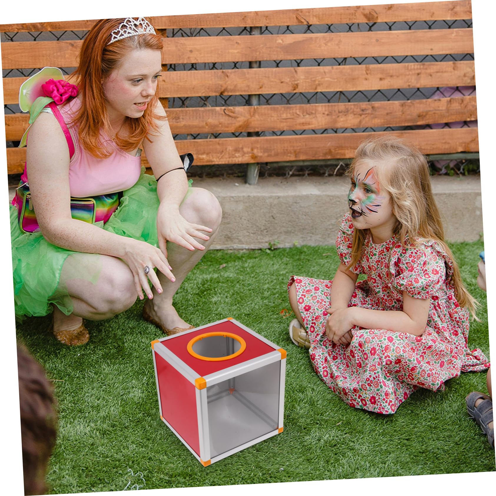 NUOBESTY Roter Kasten aus Aluminiumlegierung und MDF mit Großem Innenraum Multifunktionale Party Spielkiste Vorschlags- und Spendenbox für Sammelaktionen mit 8 Schrauben
