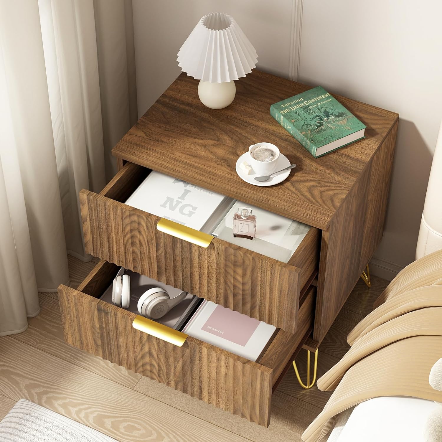 Fluted Nightstand Set of 2, 19.7’’ Wide Bedside Table with 2 Drawers and Gold Handle, Mid Century Modern Wood Night Stand with Storage, Wooden End Table for Bedroom, Natural Oak