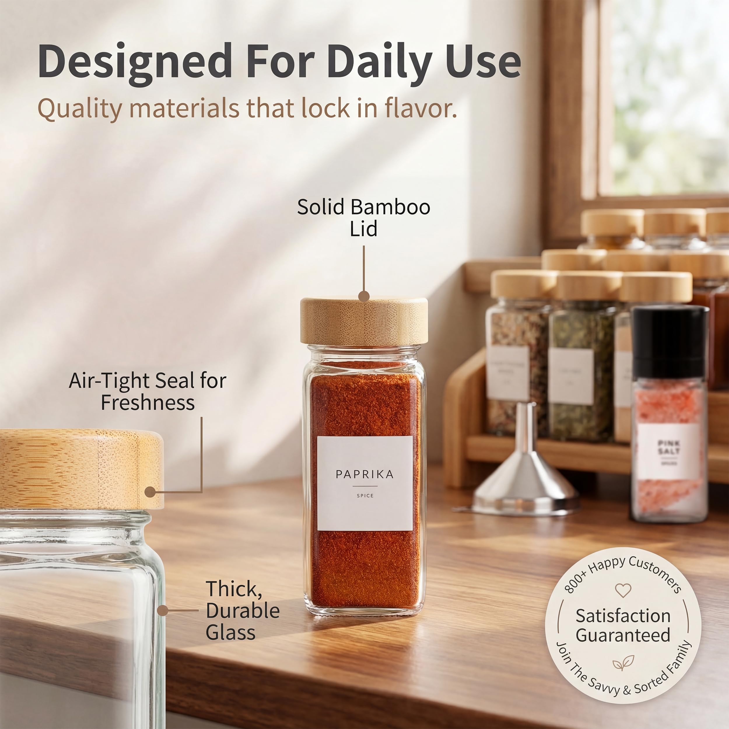 SAVVY & SORTED Barattoli per spezie in vetro con etichetta, set da 24 barattoli di bambù per spezie, 374 etichette per spezie, macinapepe, contenitori vuoti per condimenti per erbe, imbuto e coperchi