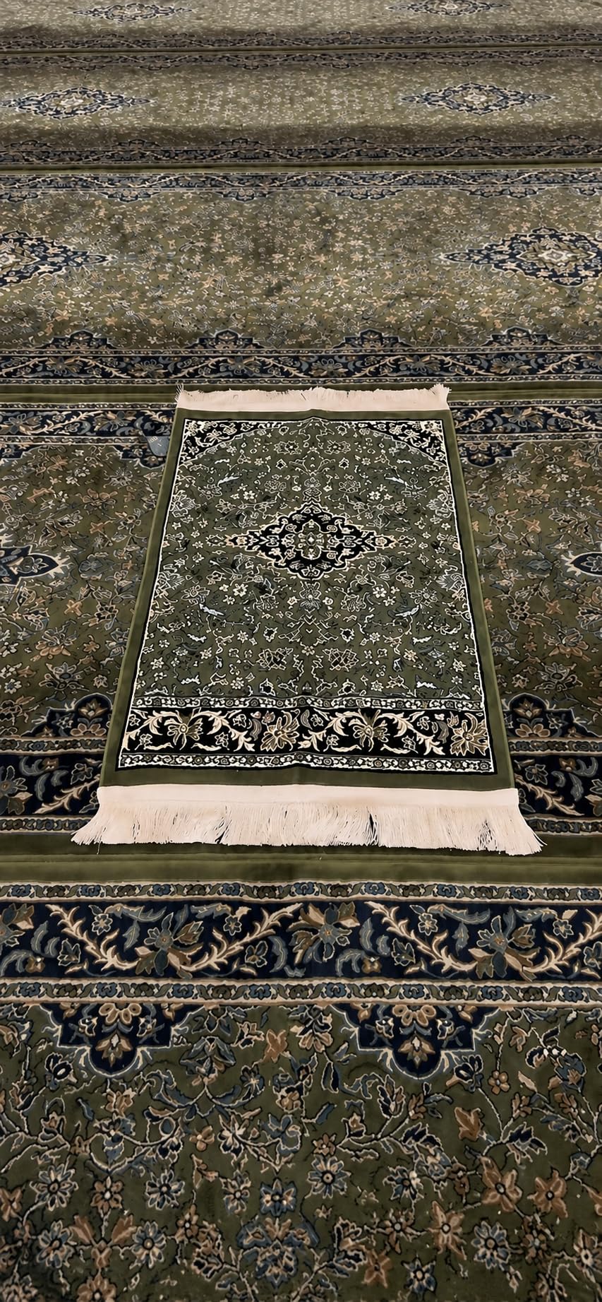 Medina Gebetsteppich mit Rawdah inspiriertem Design, Extra Weich und dick (8 mm)- 1 Mio. Knoten/m² -komfortabel für Gebet, Zuhause & Geschenk