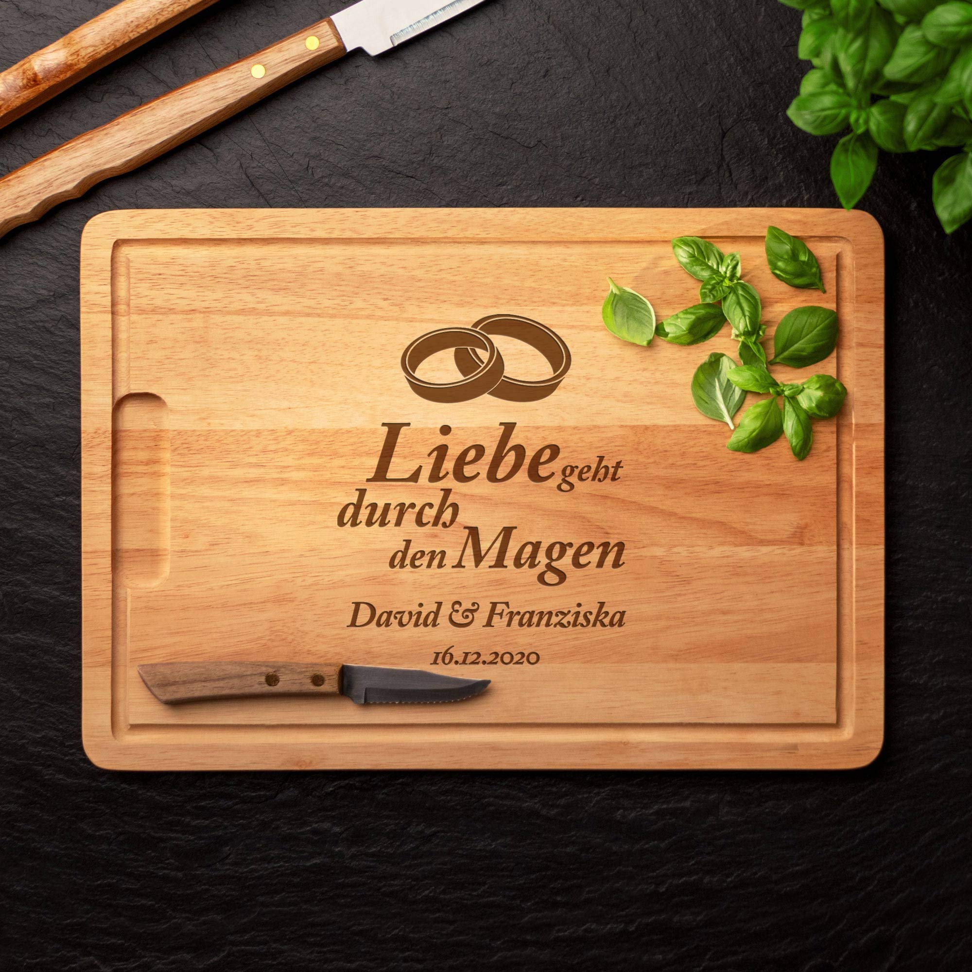 Casa Vivente Schneidebrett mit besonderer Gravur Liebe geht durch den Magen, Motiv Eheringe, Personalisiert mit Namen und Datum, Küchenbrett aus Gummibaumholz mit Saftrille, 40 cm