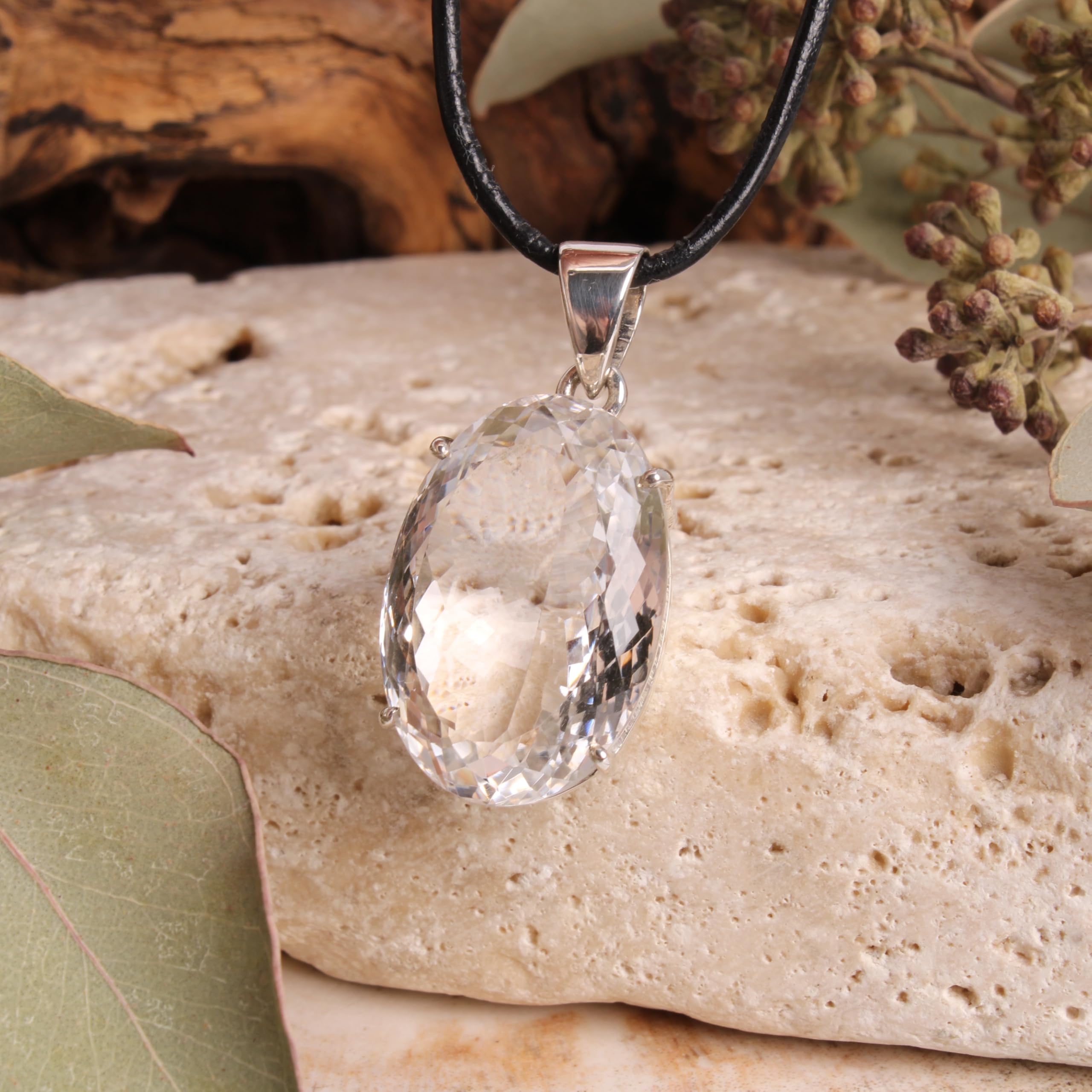 Budawi® Bergkristall Anhänger 925 Silber Einzelstück | Facettierter Schliff | Ovale Form | Ca. 25 x 17 mm | 10,4 g Gewicht | Geschenkschachtel