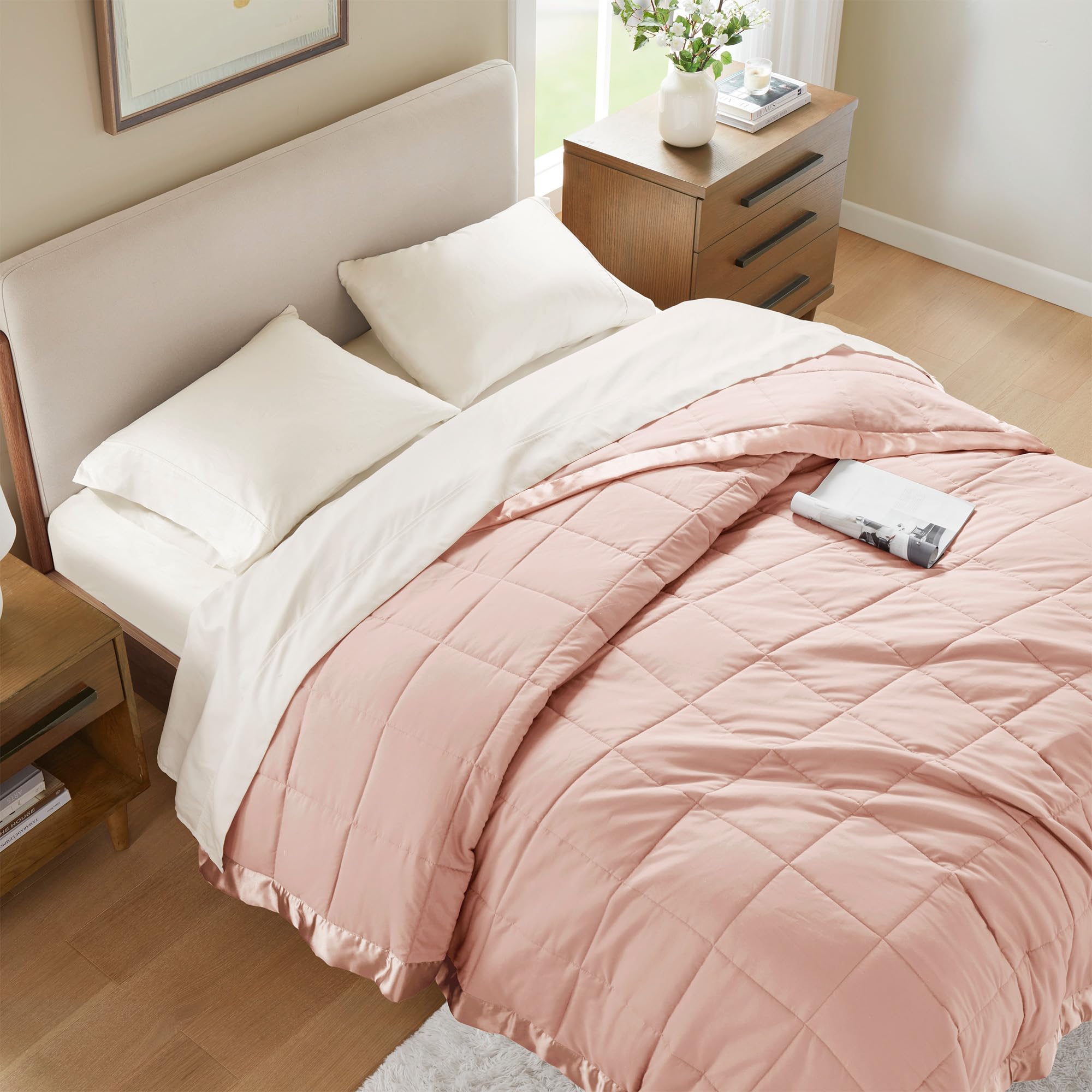 Madison Park Windom Down Alternatywny koc premium 3M Scotchgard odprowadzający wilgoć, lekki i miękki pokrowiec na łóżko na każdą porę roku, satynowe wykończenie, Blush Twin