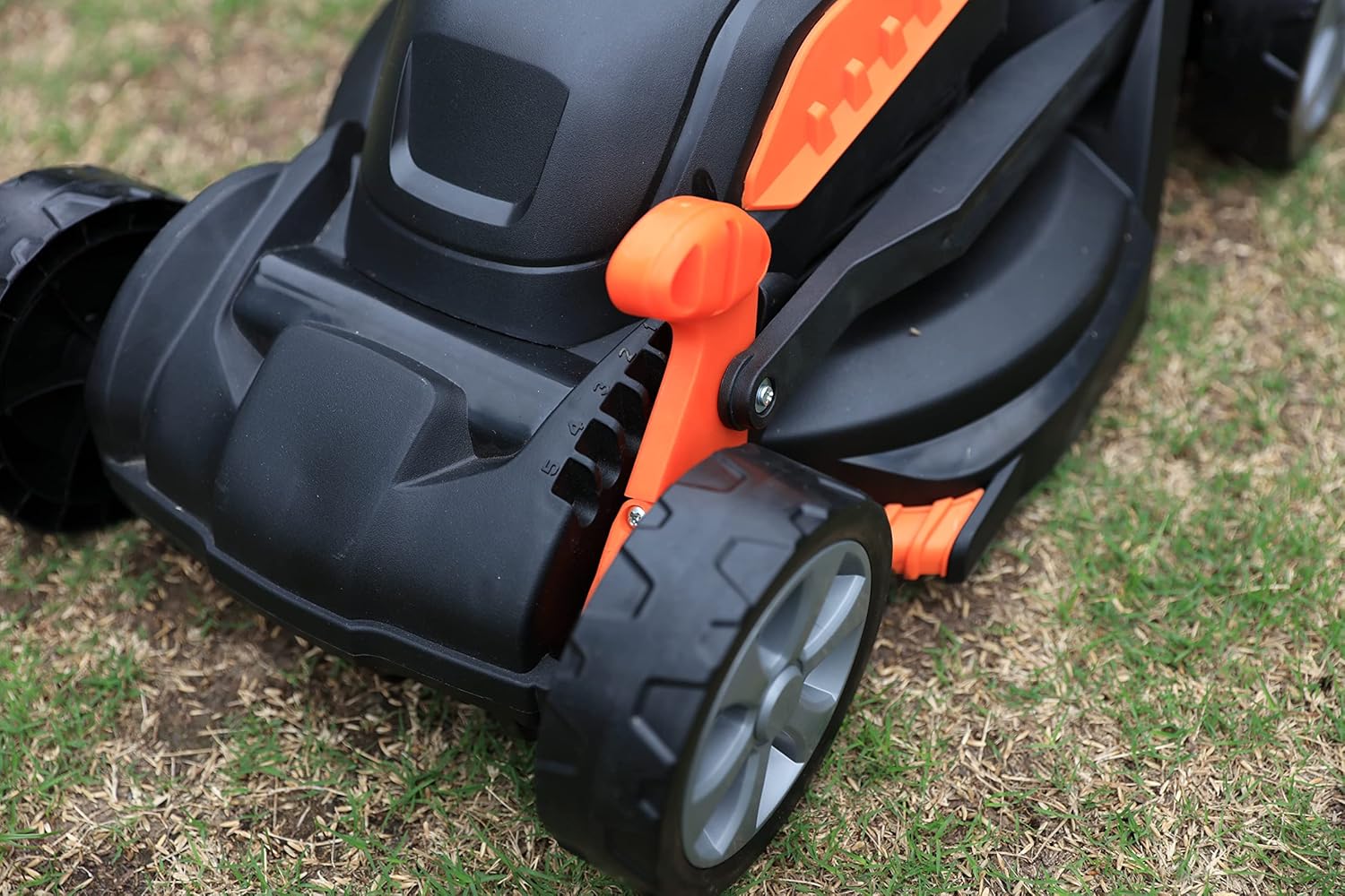 Close-up of the cutting height adjustment lever on the YARD FORCE LM C33 lawn mower
