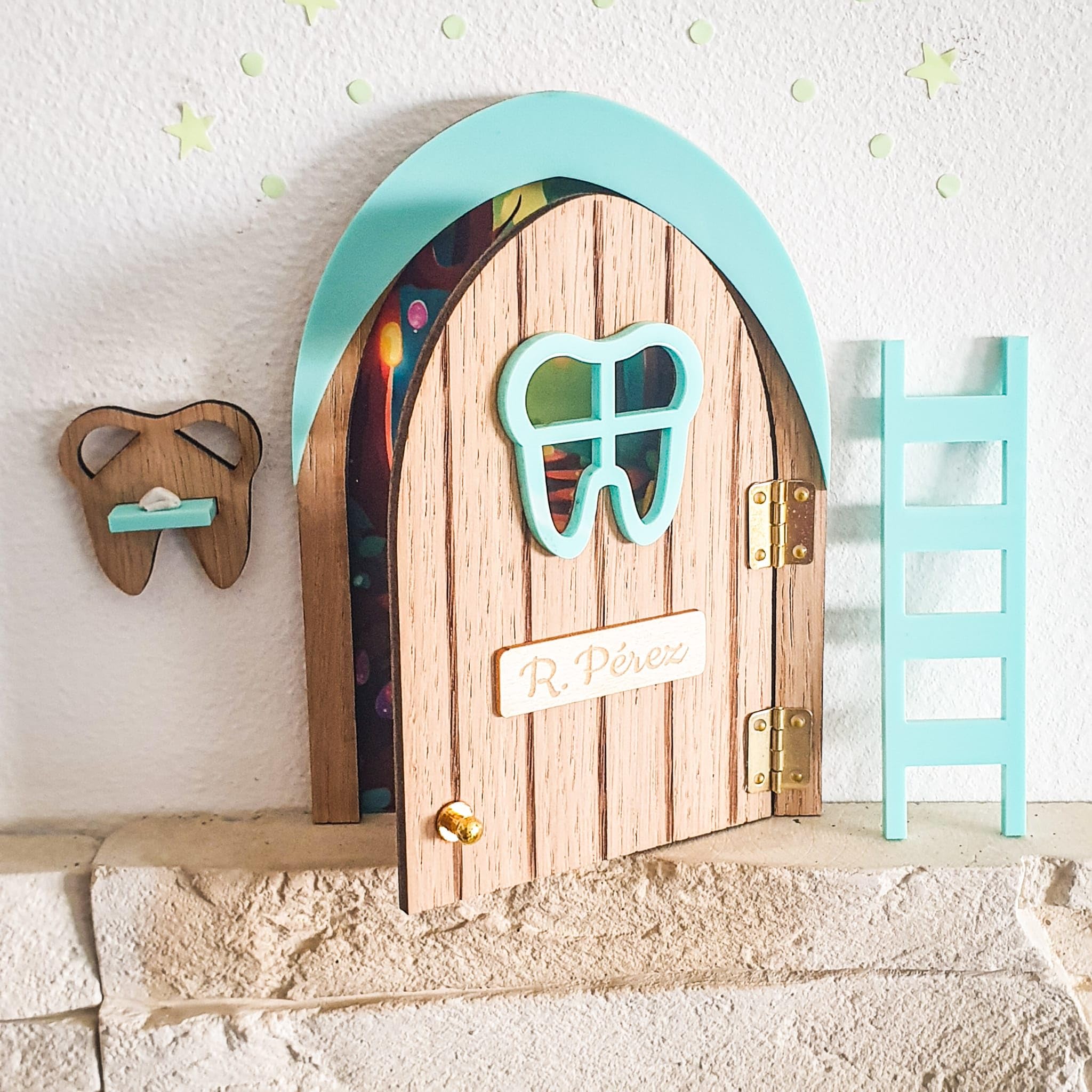 7GANSOS Nueva Puerta Ratoncito Perez que SE ABRE hecha en MADERA Y MINT Pieza chapada en roble con ESTRELLAS QUE SE ILUMINAN. Diseñada para decorar una habitación infantil mágica. HECHO EN ESPAÑA