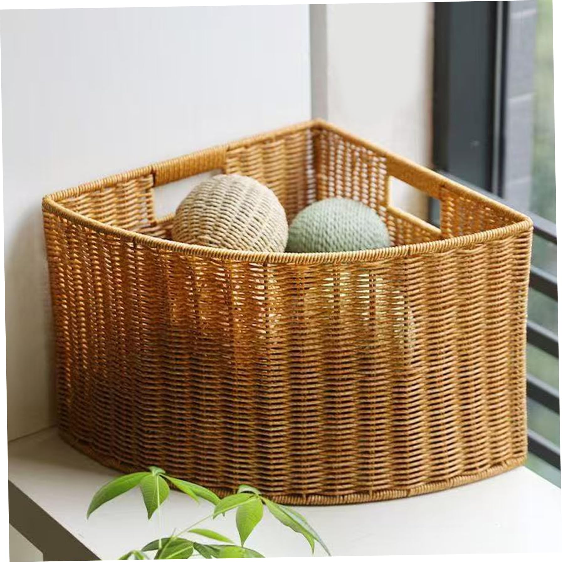 Panier d'angle en rotin pour optimiser les coins vides de votre salle de bain