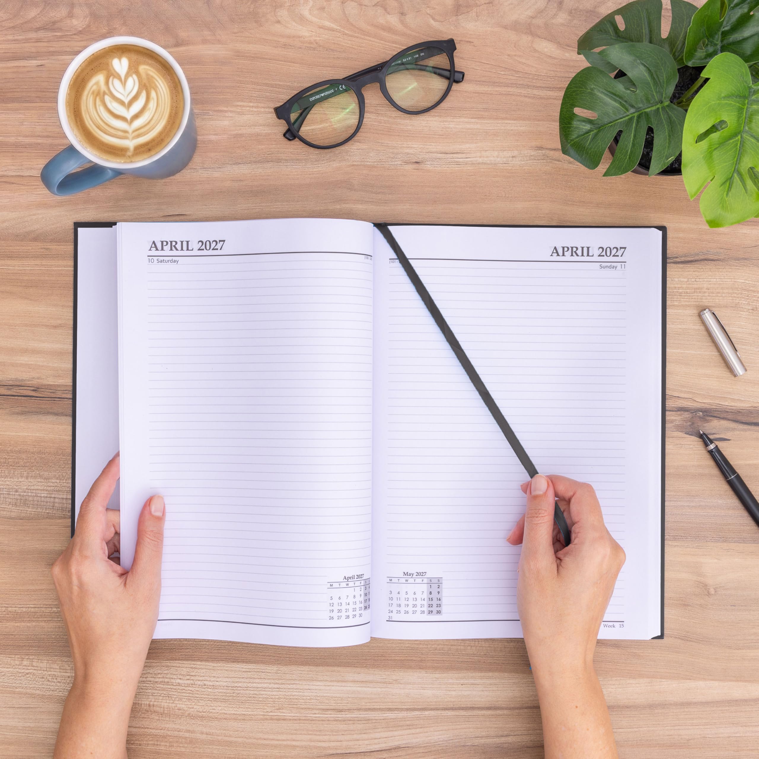 evelay Agenda de 2025, tamaño A4, una página por día, con tapa dura, año completo, calendario diario, color negro (idioma español no garantizado)