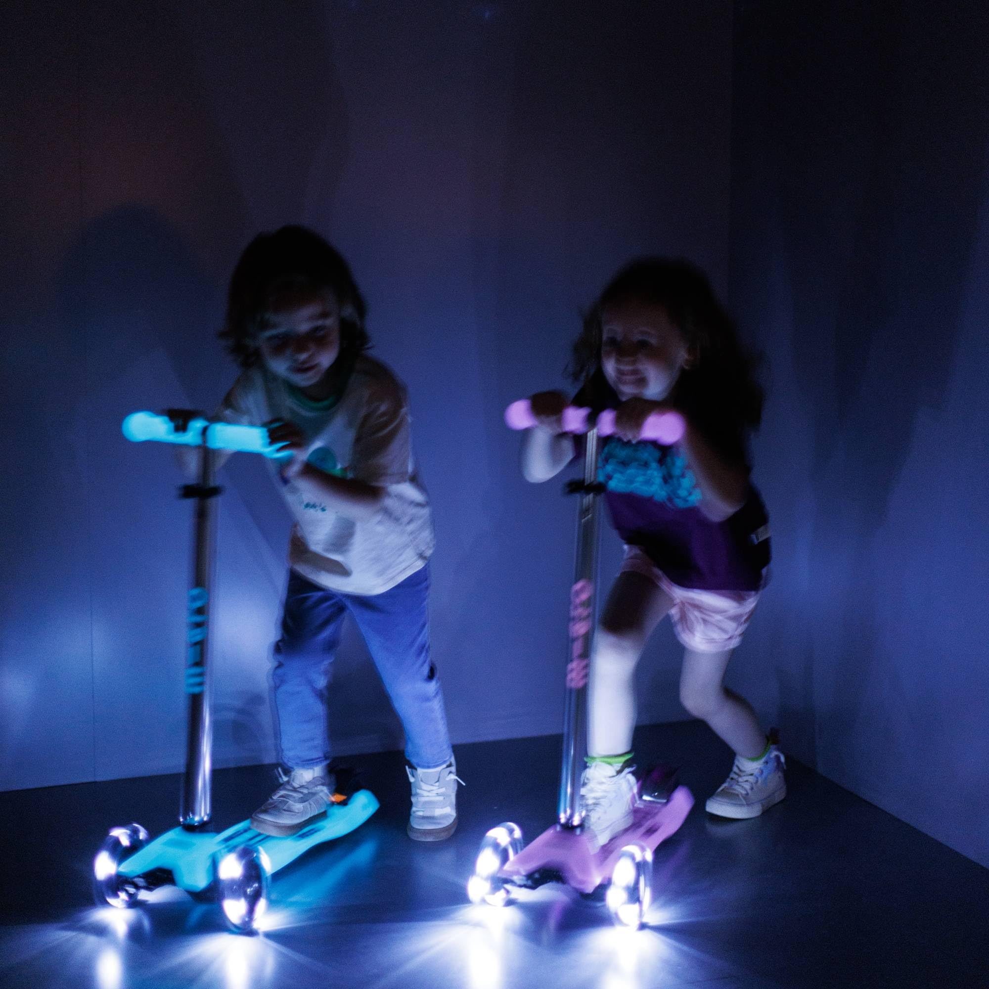 Micro Maxi Deluxe Glow LED – Patinete 3 Ruedas Que Brilla En La Oscuridad Con Ruedas LED. Ajustable En Altura, Dirección Suave. Ideal Para Niños 5-12 Años