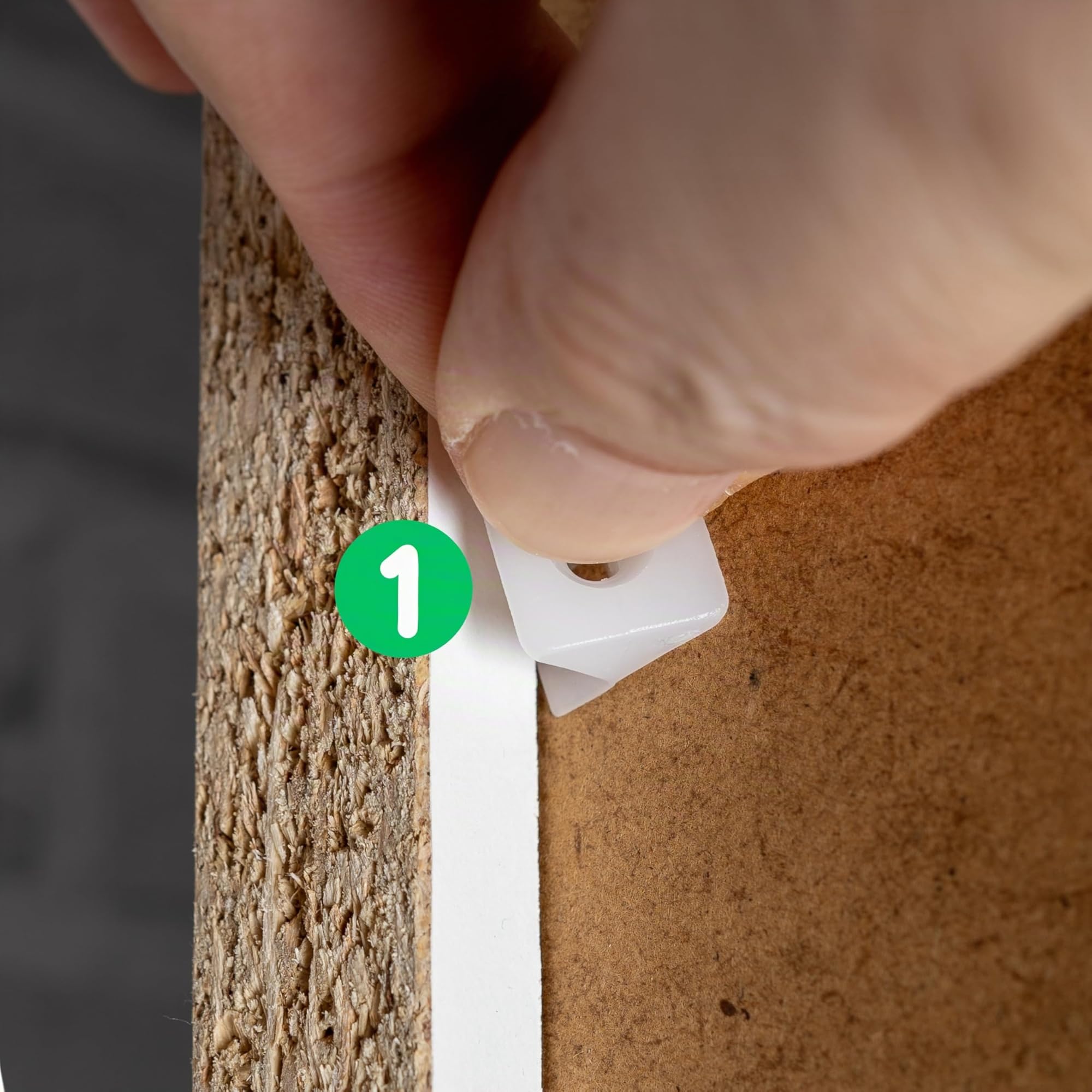 Cunei per mobili per fondi di cassetti e schienali di armadi, 30 cunei, incl. viti per legno M2 x 16 mm, in bianco, in plastica, angolare a L 14 x 9 mm, connettore per pannello posteriore dell'armadio