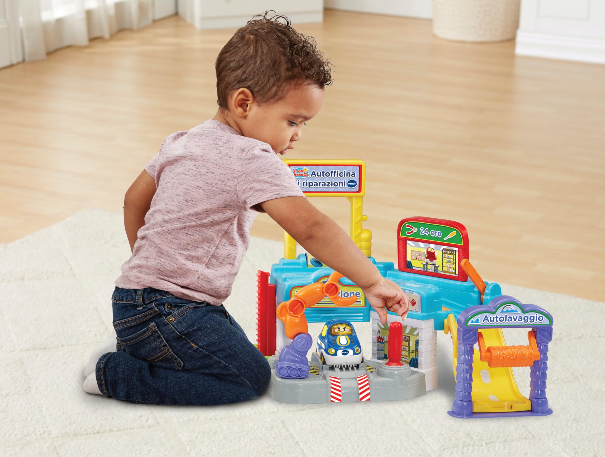 VTech Vroom Vroom Go - Autofficina di Riparazioni, Pista Macchinine con Garage Multifunzione, Braccio Robotico, Incluso 1 Veicolo, 3 Zone Magiche, Lingua Italiana, Batterie Incluse, 1-5 Anni